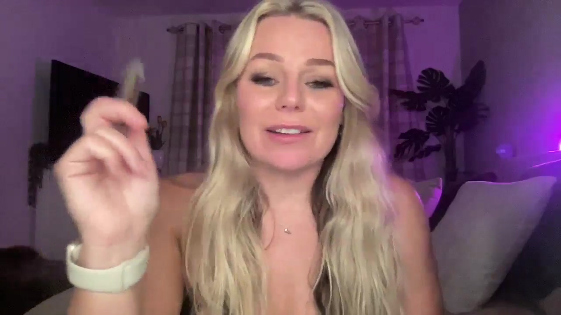 Gallery image thumbnail from Little_L's myfreecams stream on, 08/27/2024, 23:08 image 12 of 20