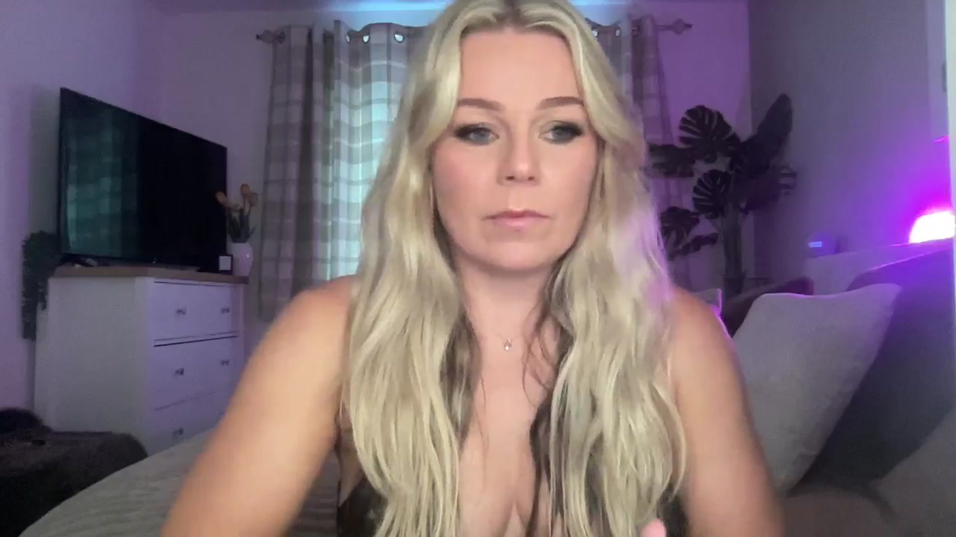 Gallery image thumbnail from Little_L's myfreecams stream on, 08/27/2024, 23:08 image 2 of 20