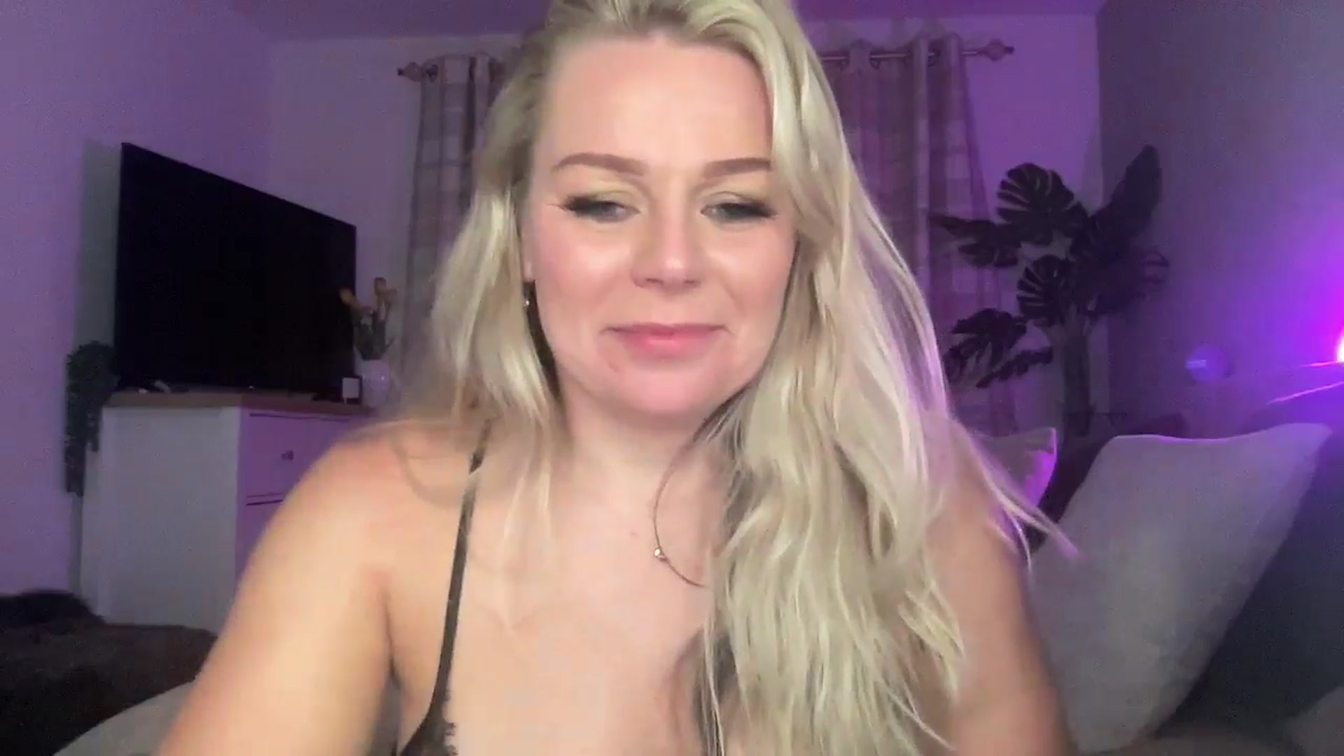 Gallery image thumbnail from Little_L's myfreecams stream on, 08/27/2024, 23:08 image 14 of 20