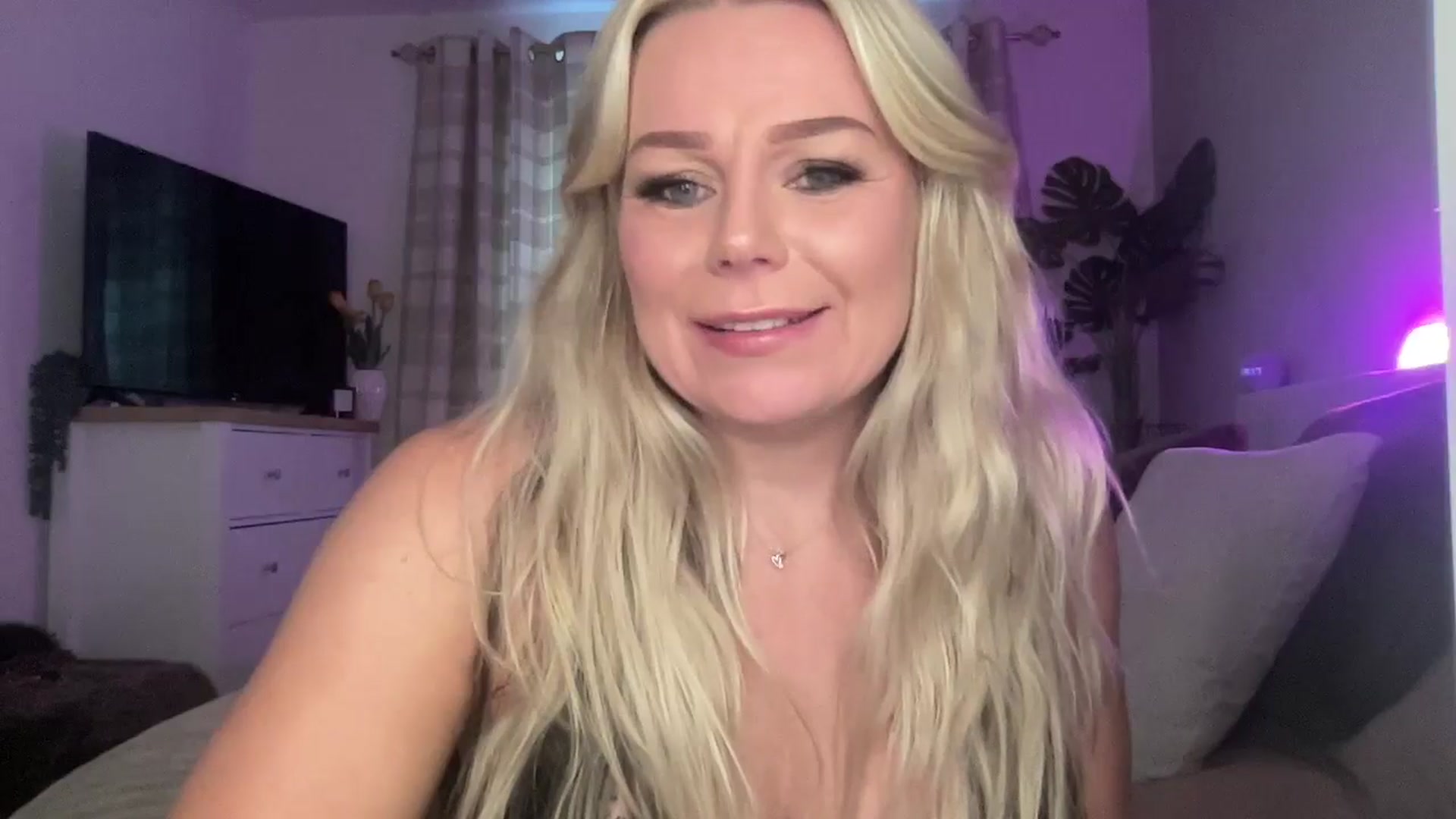 Gallery image thumbnail from Little_L's myfreecams stream on, 08/27/2024, 23:08 image 4 of 20