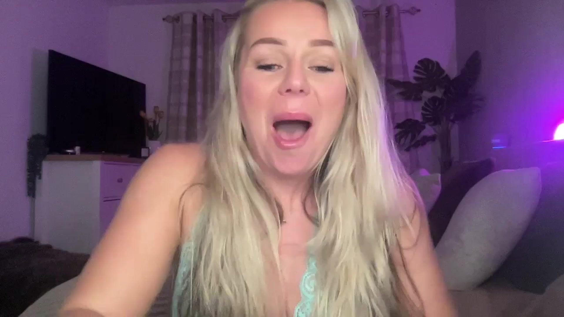 Gallery image thumbnail from Little_L's myfreecams stream on, 08/29/2024, 22:34 image 16 of 20