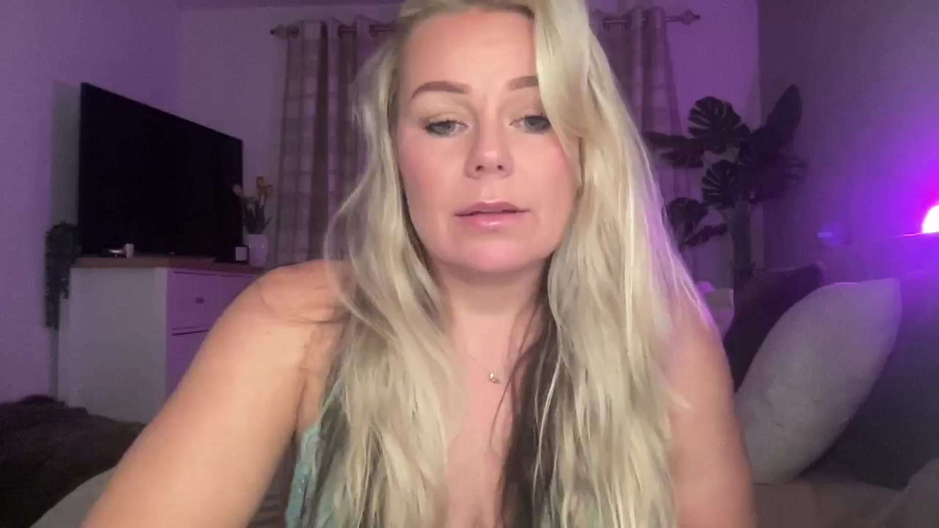 Gallery image thumbnail from Little_L's myfreecams stream on, 08/29/2024, 22:34 image 12 of 20