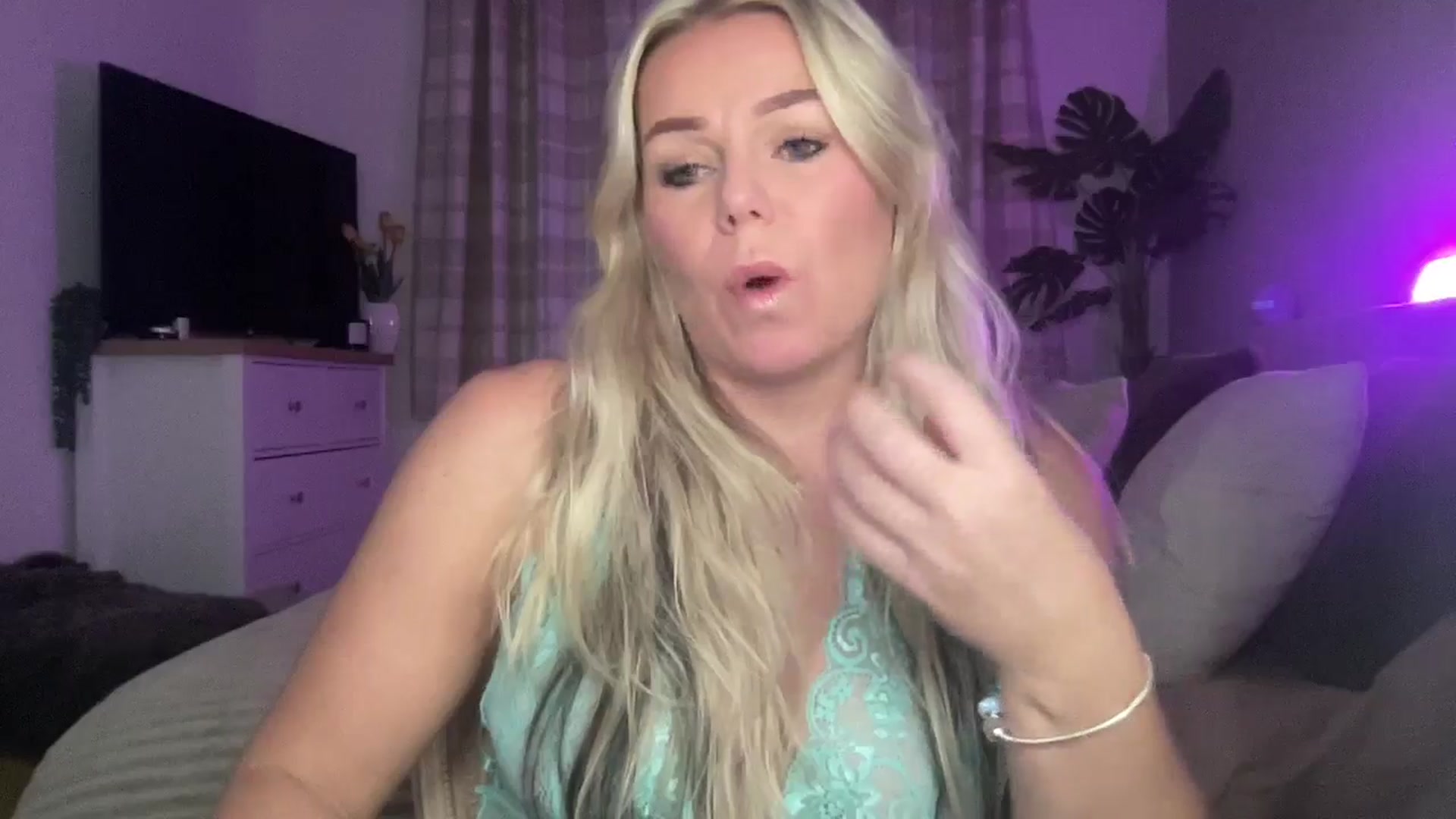 Gallery image thumbnail from Little_L's myfreecams stream on, 08/29/2024, 22:34 image 2 of 20