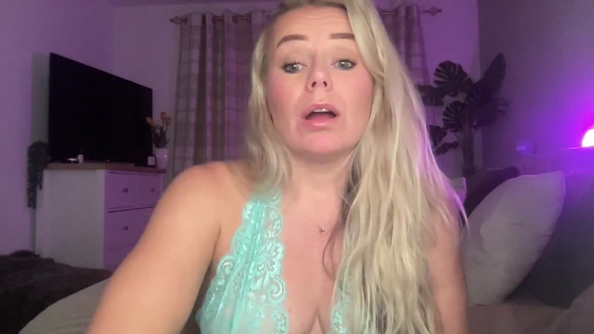 Gallery image thumbnail from Little_L's myfreecams stream on, 08/29/2024, 22:34 image 4 of 20