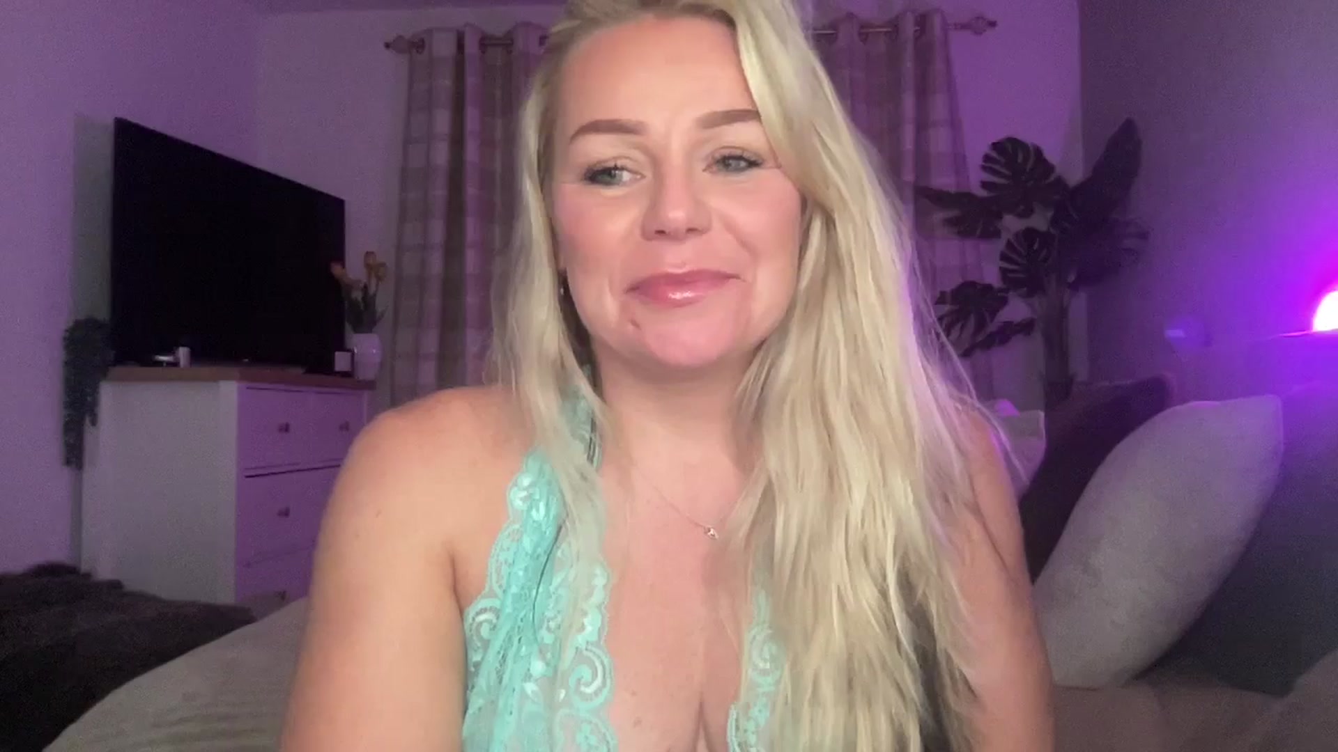 Gallery image thumbnail from Little_L's myfreecams stream on, 08/29/2024, 22:34 image 18 of 20