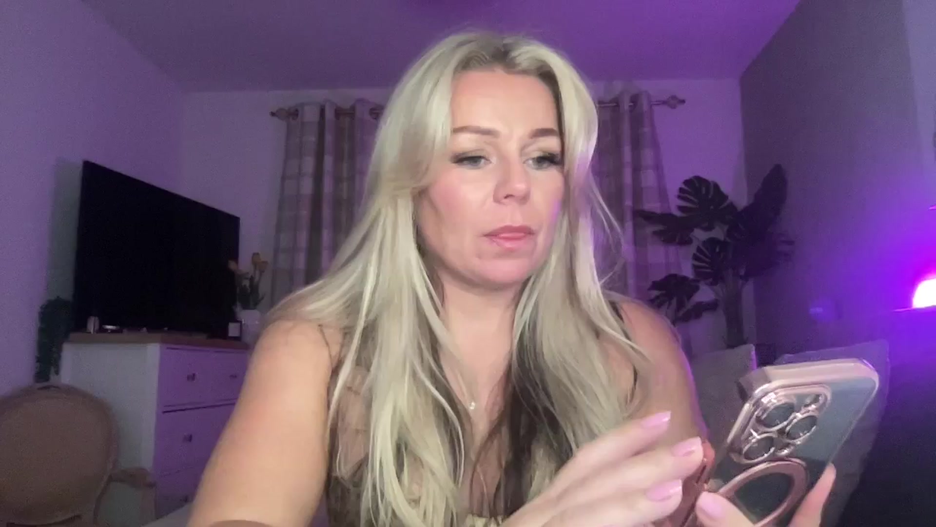 Gallery image thumbnail from Little_L's myfreecams stream on, 08/30/2024, 22:41 image 13 of 20