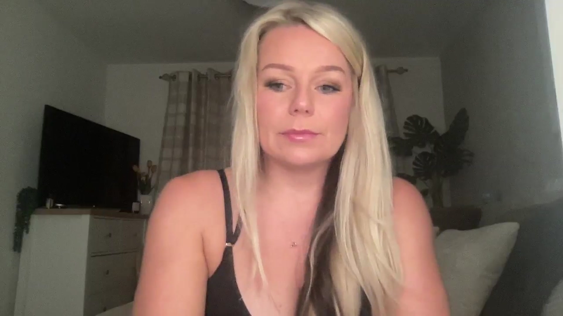 Gallery image thumbnail from Little_L's myfreecams stream on, 08/31/2024, 20:56 image 7 of 20