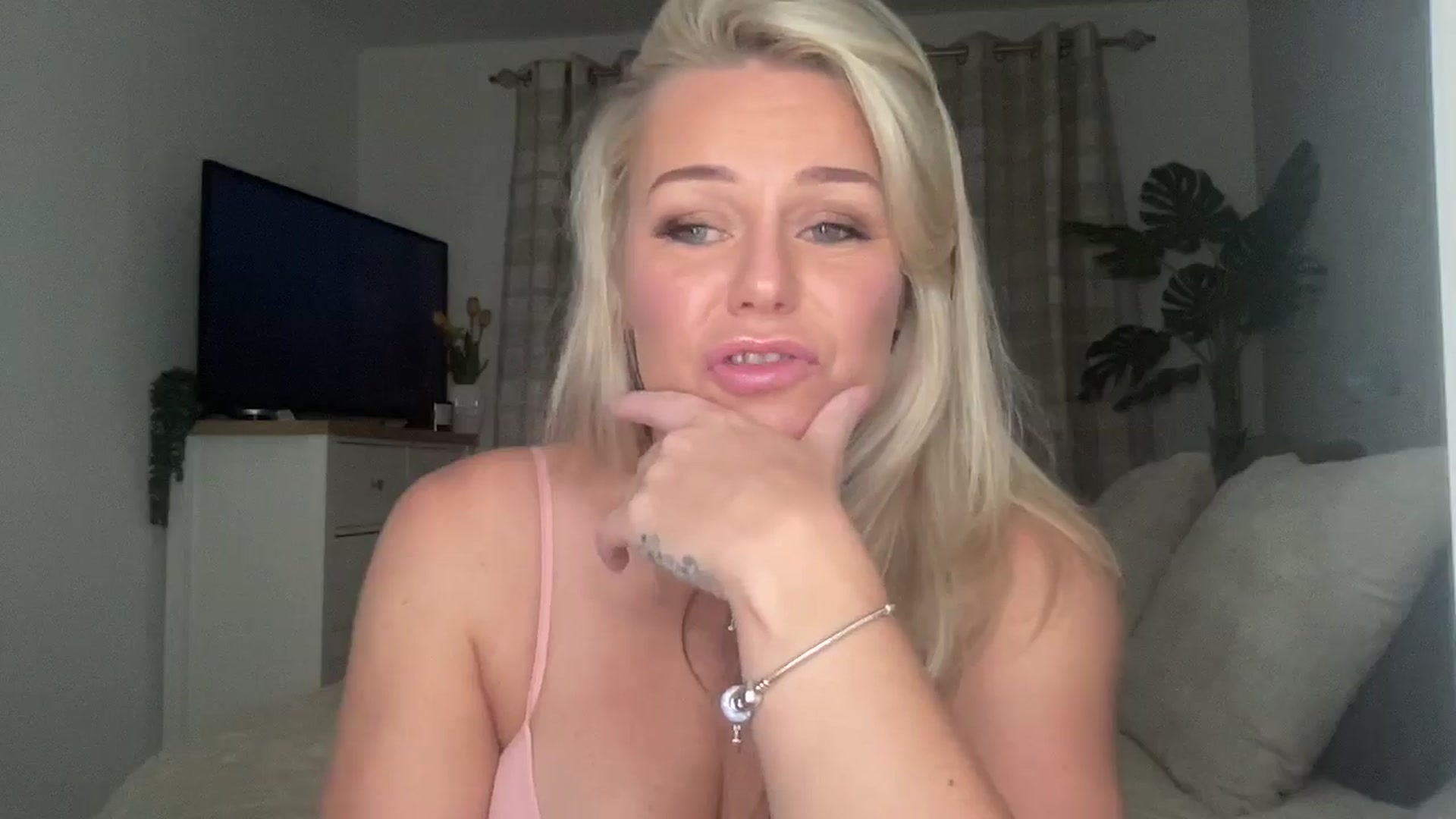 Gallery image thumbnail from Little_L's myfreecams stream on, 09/07/2024, 19:57 image 15 of 20