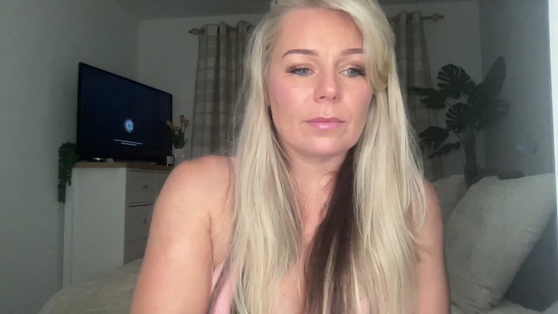 Gallery image thumbnail from Little_L's myfreecams stream on, 09/07/2024, 19:57 image 7 of 20
