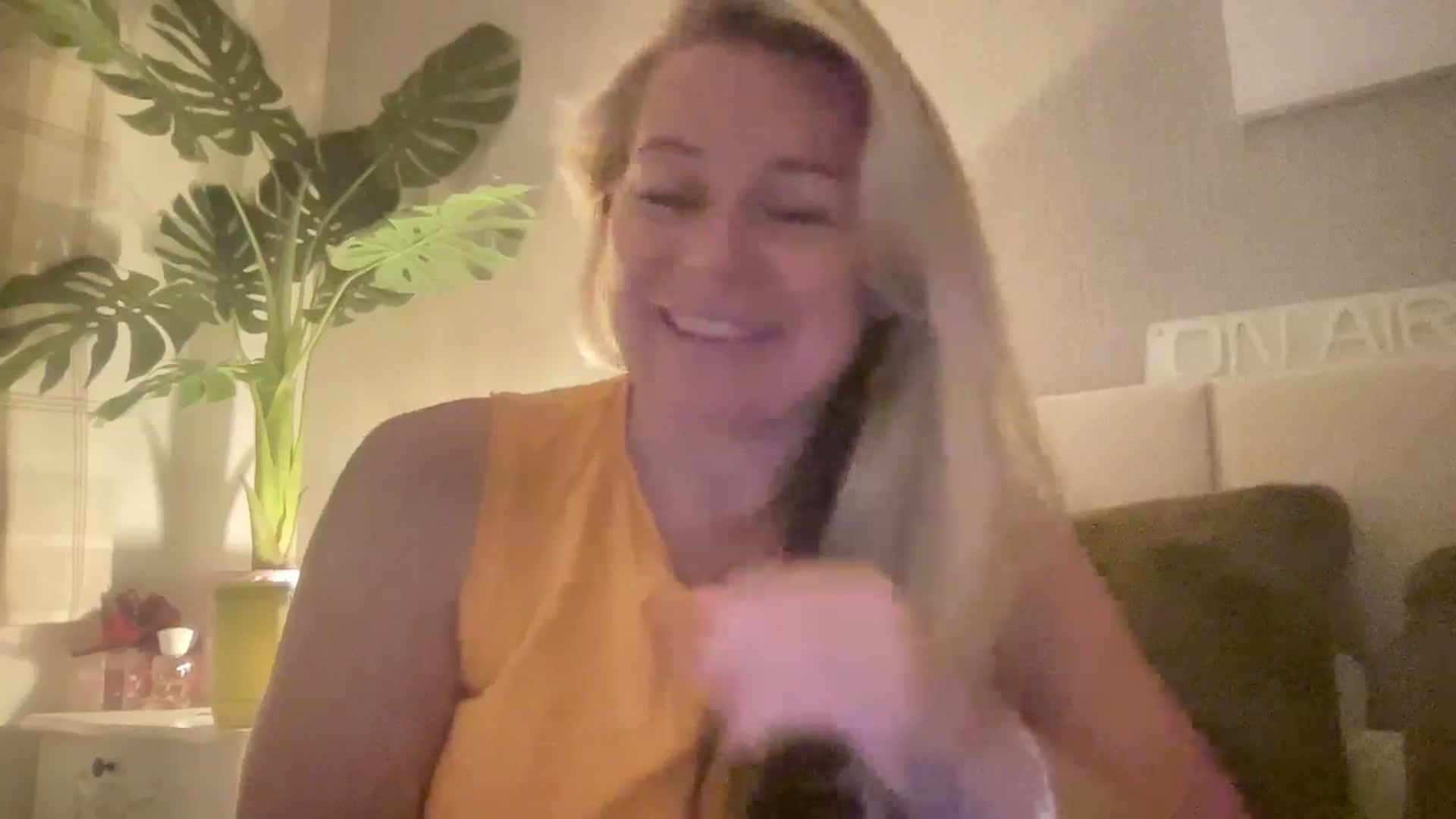 Gallery image thumbnail from Little_L's myfreecams stream on, 09/08/2024, 20:25 image 19 of 20