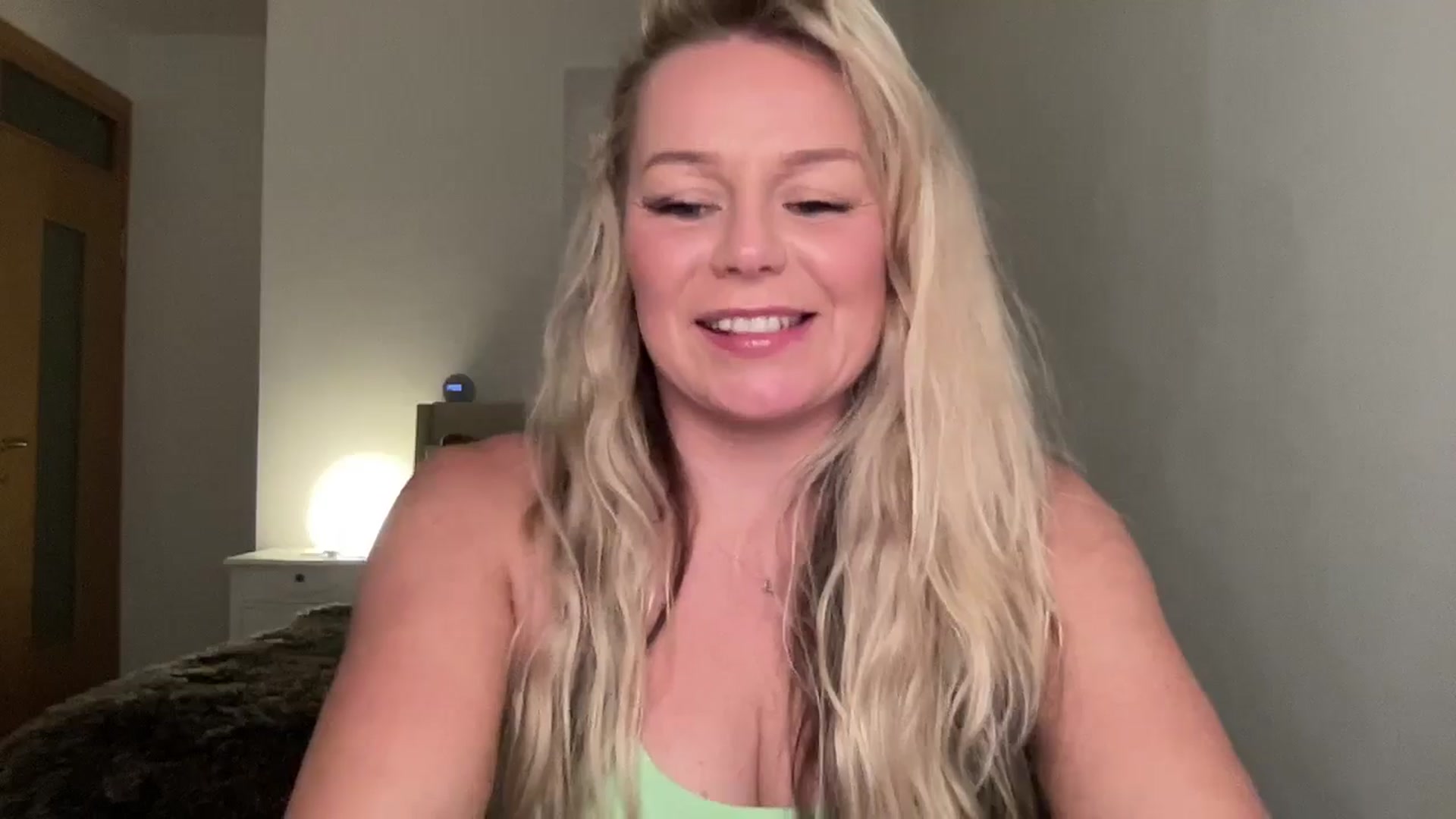 Gallery image thumbnail from Little_L's myfreecams stream on, 10/15/2024, 20:01 image 14 of 20