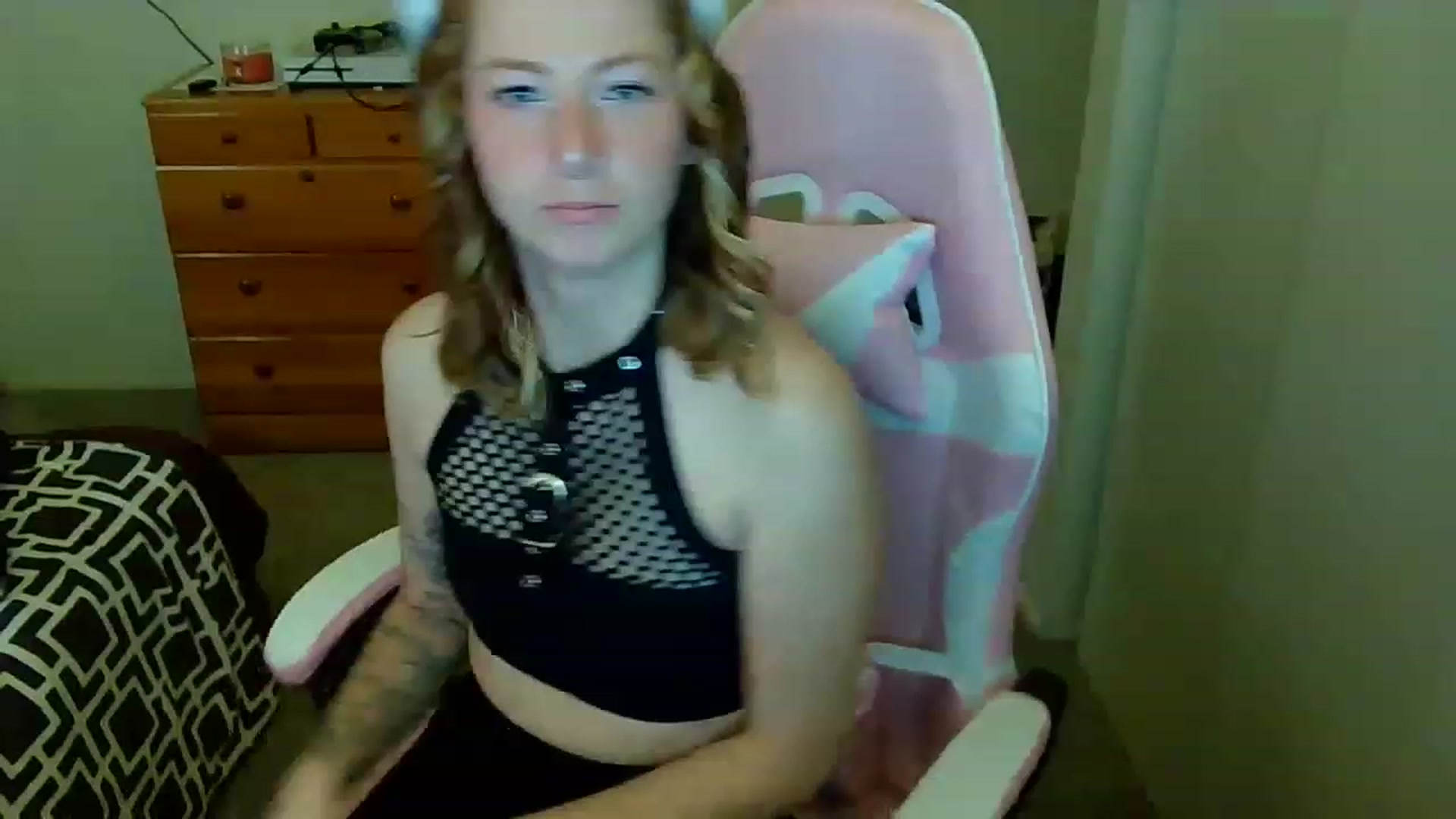 Gallery image thumbnail from Little_Lunar's myfreecams stream on, 12/02/2022, 19:35 image 4 of 20