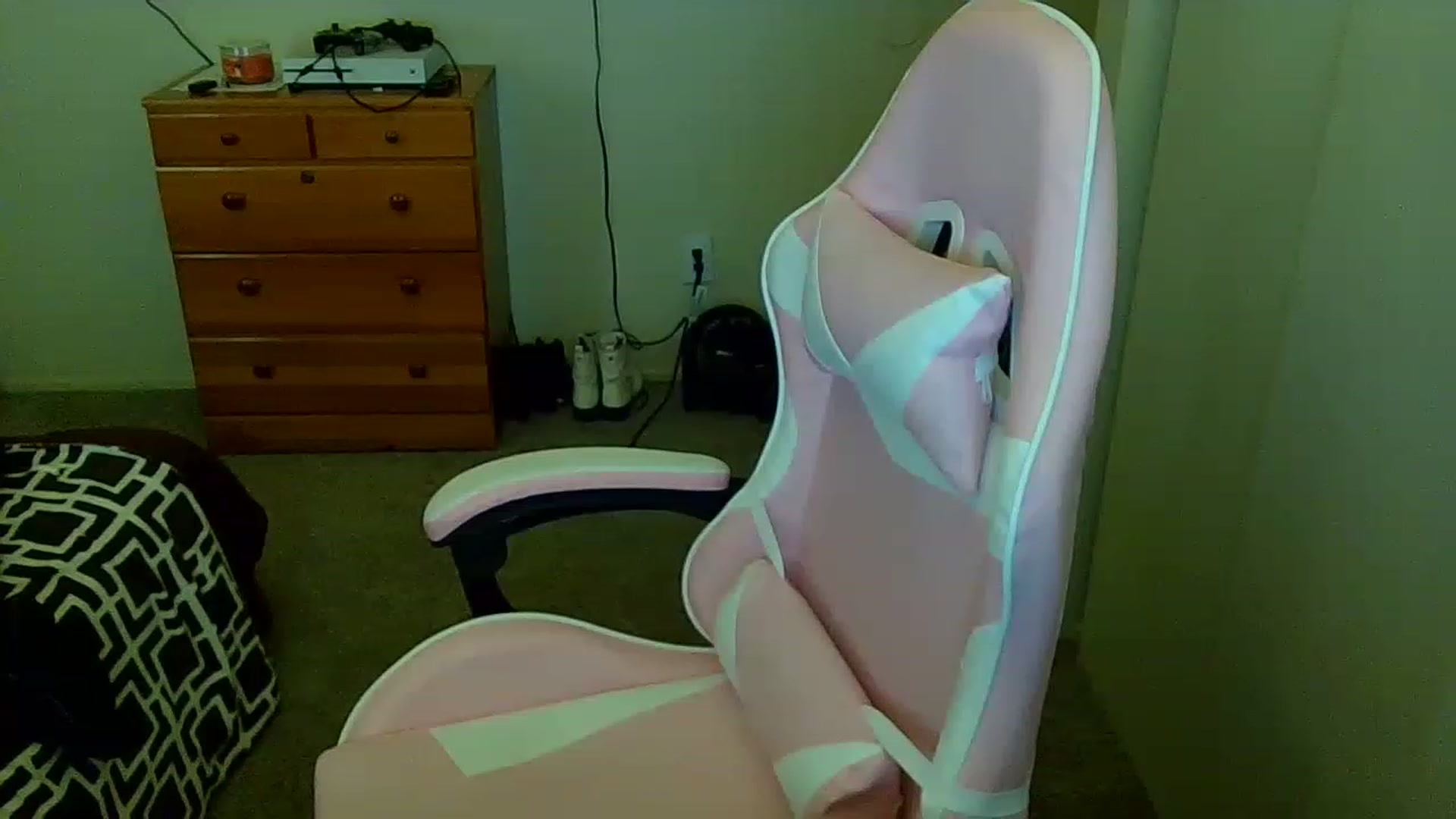 Gallery image thumbnail from Little_Lunar's myfreecams stream on, 12/02/2022, 19:35 image 3 of 20