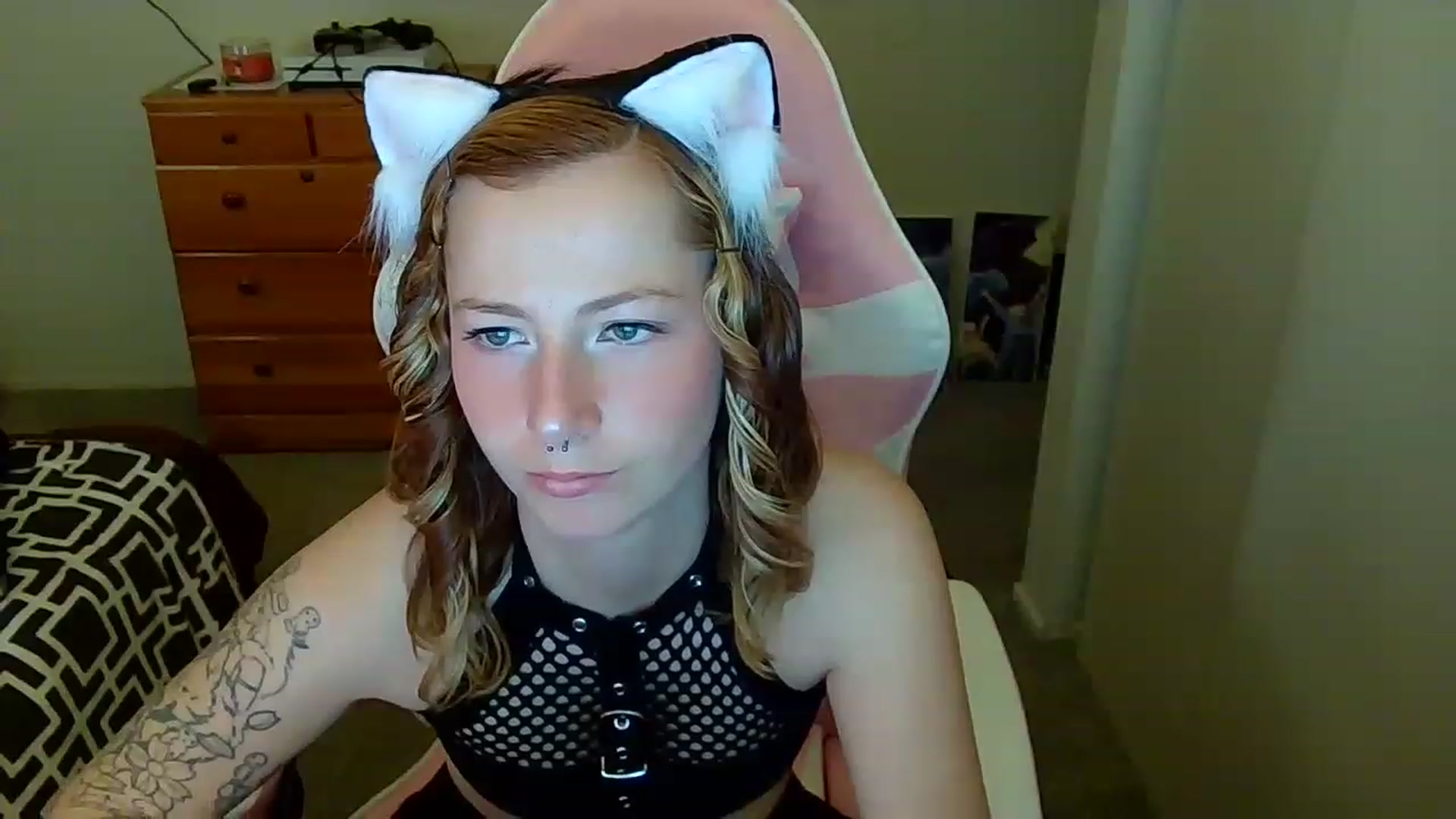 Gallery image thumbnail from Little_Lunar's myfreecams stream on, 12/02/2022, 19:35 image 10 of 20