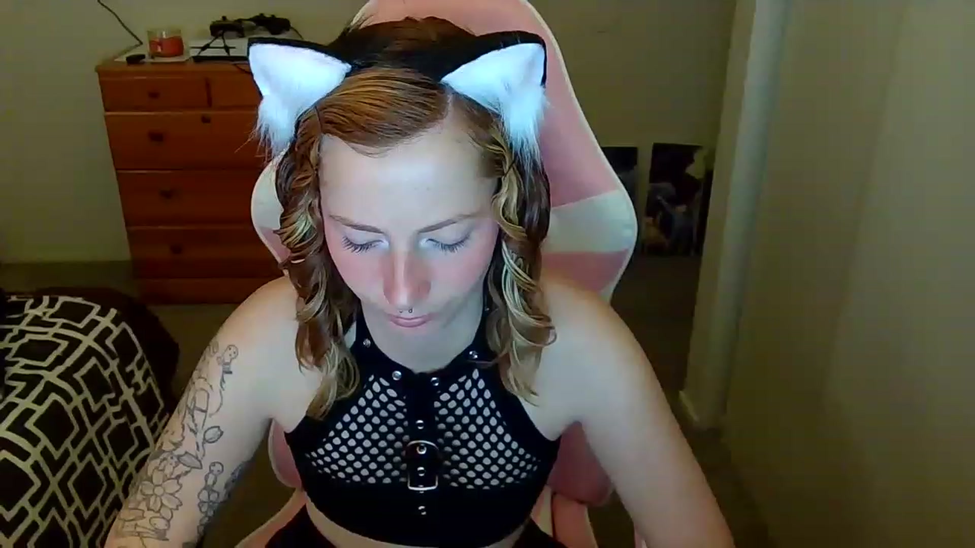 Gallery image thumbnail from Little_Lunar's myfreecams stream on, 12/02/2022, 19:35 image 15 of 20
