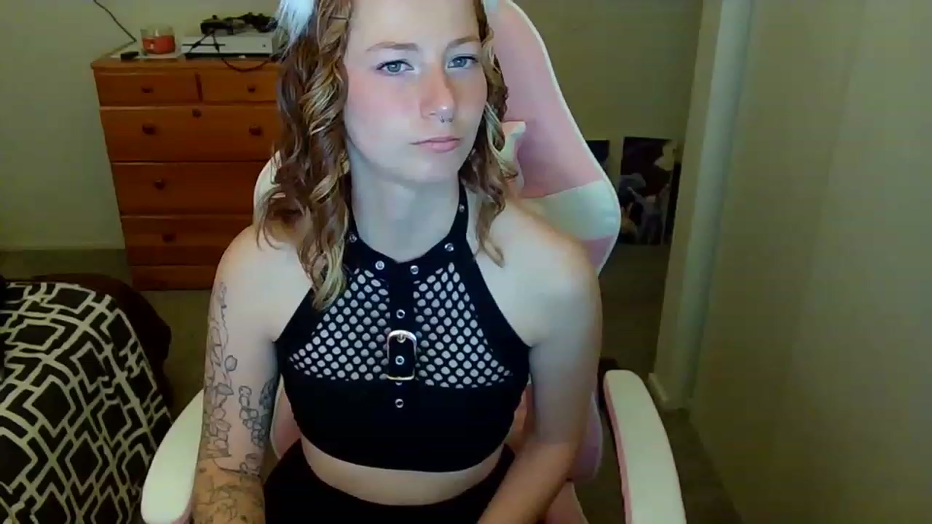 Gallery image thumbnail from Little_Lunar's myfreecams stream on, 12/02/2022, 19:35 image 1 of 20