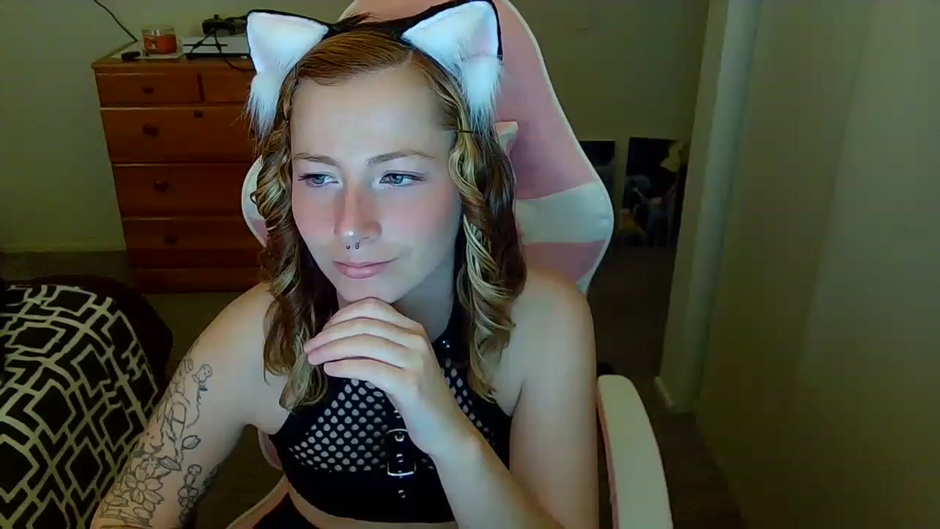 Gallery image thumbnail from Little_Lunar's myfreecams stream on, 12/02/2022, 19:35 image 9 of 20