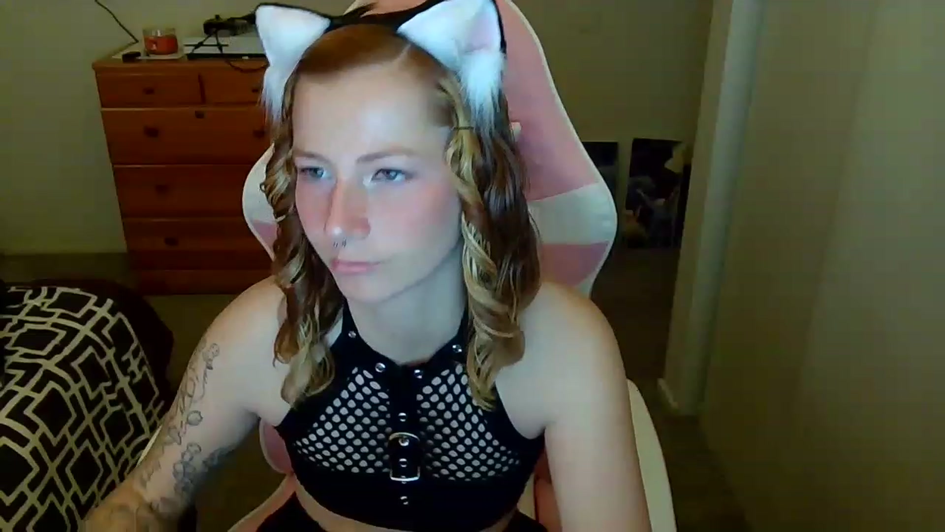 Gallery image thumbnail from Little_Lunar's myfreecams stream on, 12/02/2022, 19:35 image 11 of 20