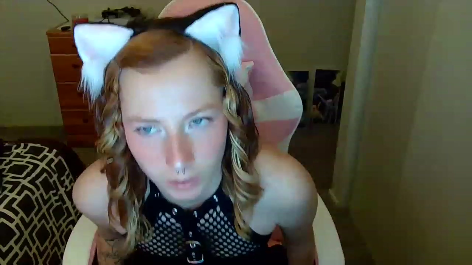 Gallery image thumbnail from Little_Lunar's myfreecams stream on, 12/02/2022, 19:35 image 6 of 20