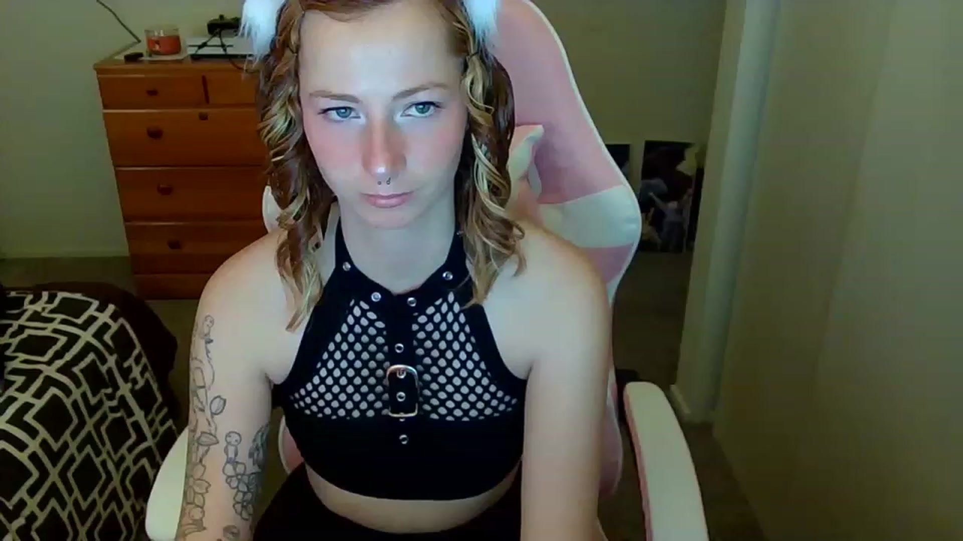 Gallery image thumbnail from Little_Lunar's myfreecams stream on, 12/02/2022, 19:35 image 2 of 20