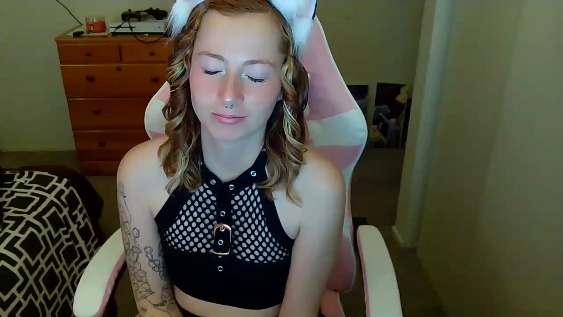 Gallery image thumbnail from Little_Lunar's myfreecams stream on, 12/02/2022, 19:35 image 17 of 20