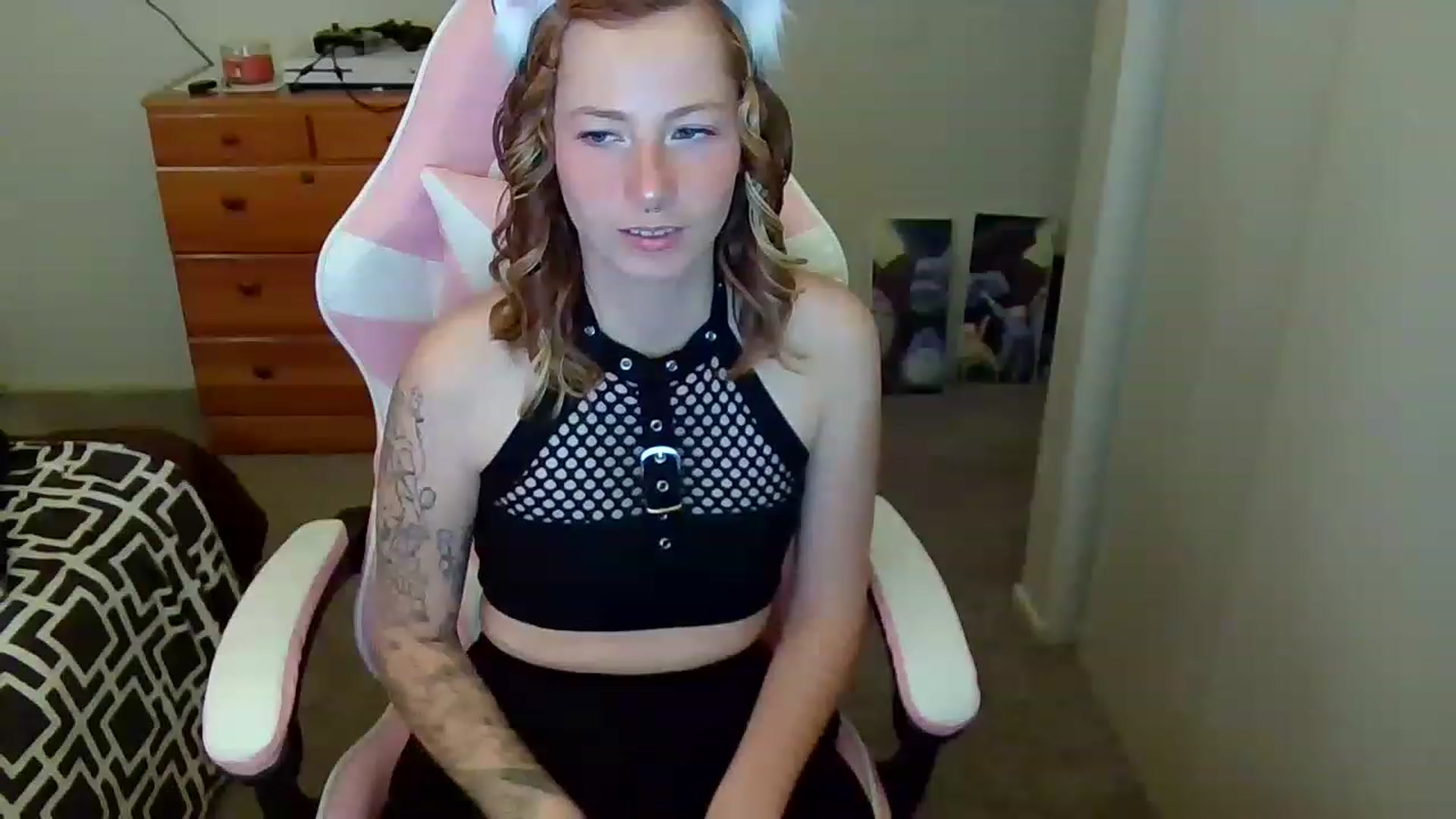 Gallery image thumbnail from Little_Lunar's myfreecams stream on, 12/02/2022, 19:35 image 20 of 20