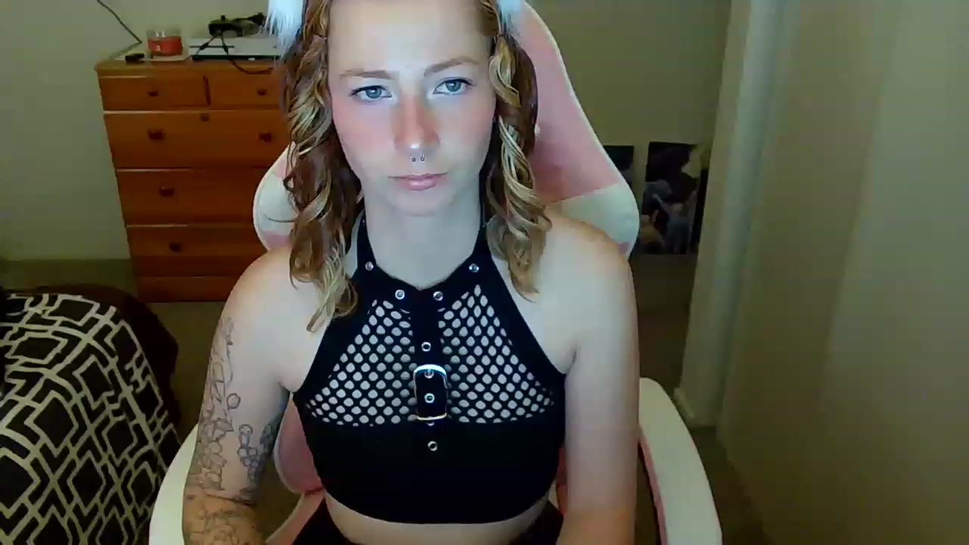 Gallery image thumbnail from Little_Lunar's myfreecams stream on, 12/02/2022, 19:35 image 5 of 20