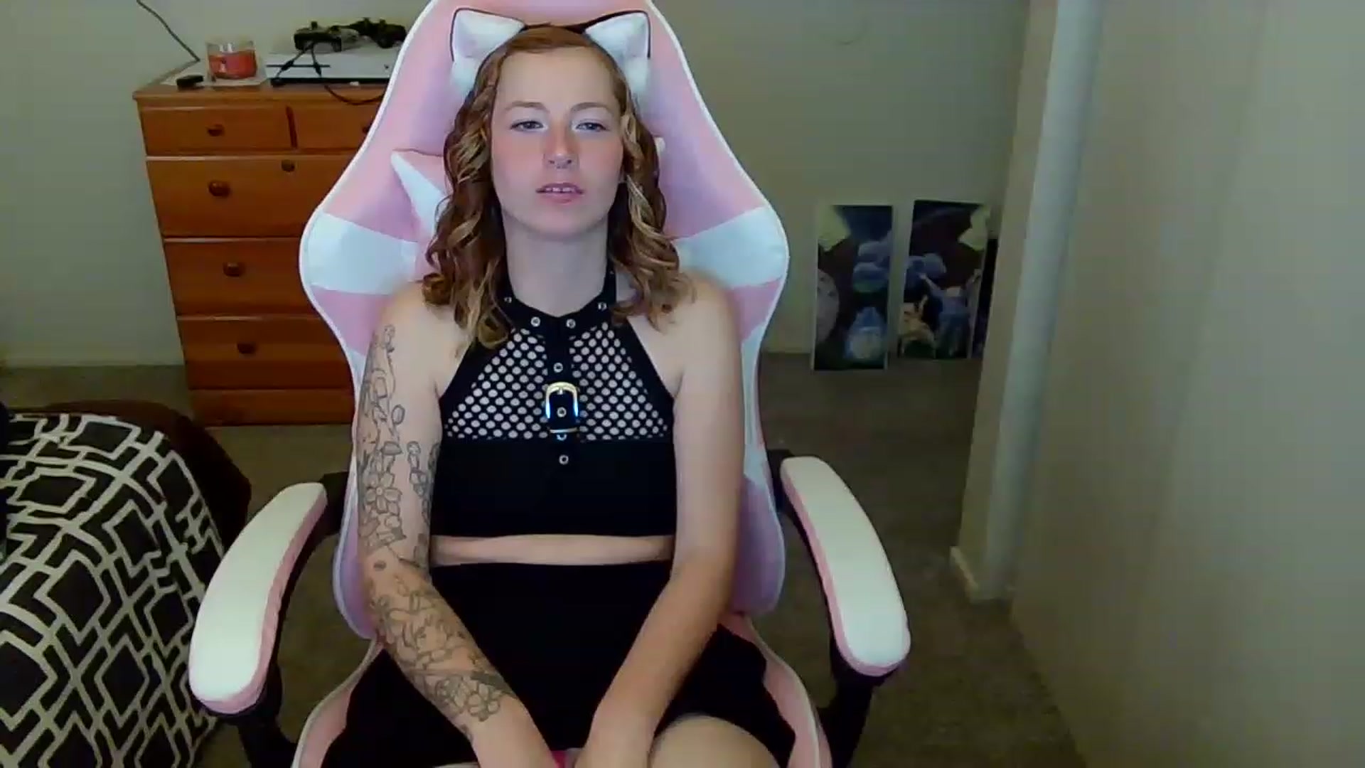 Gallery image thumbnail from Little_Lunar's myfreecams stream on, 12/02/2022, 19:35 image 18 of 20
