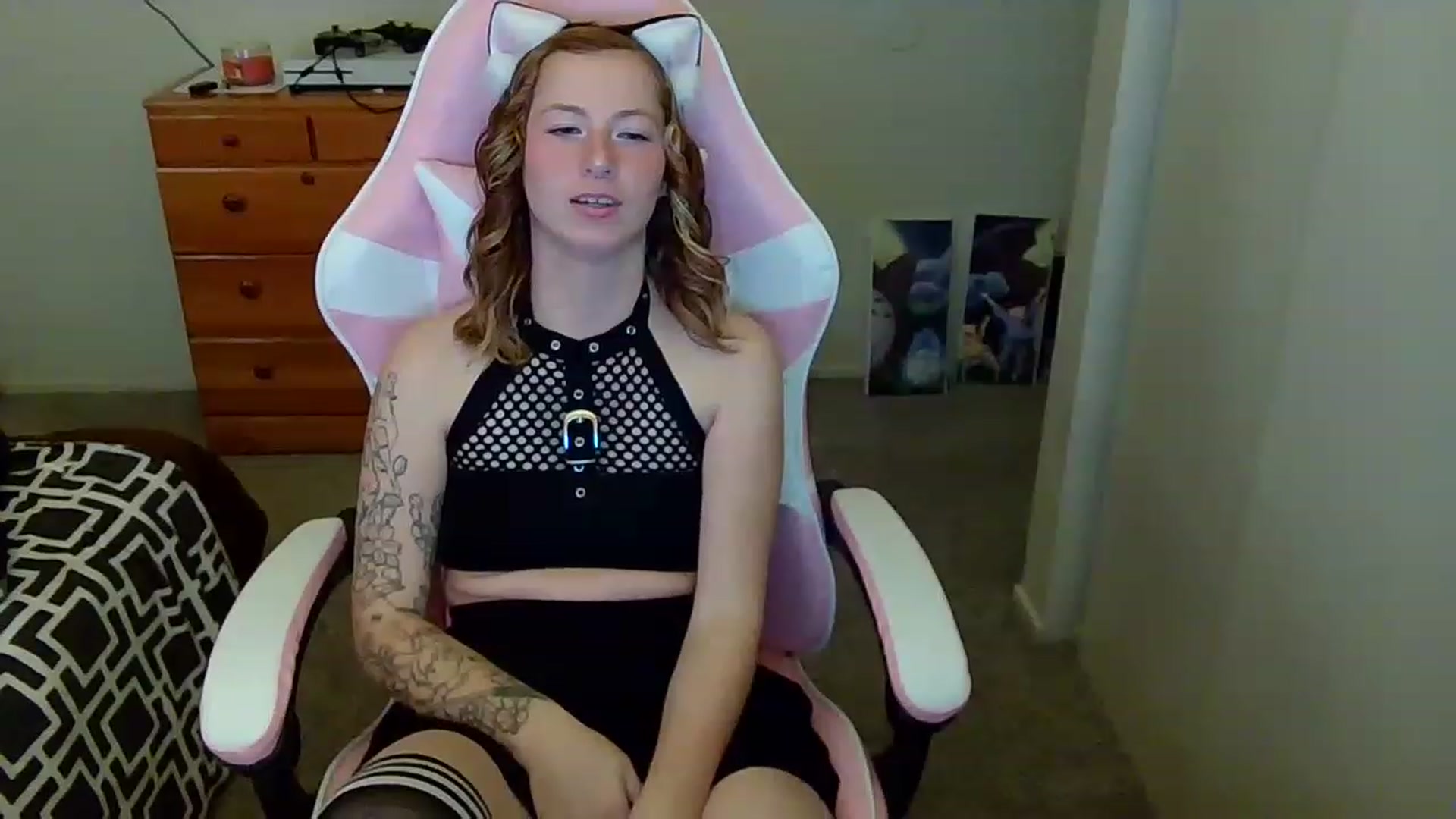 Gallery image thumbnail from Little_Lunar's myfreecams stream on, 12/02/2022, 19:35 image 19 of 20