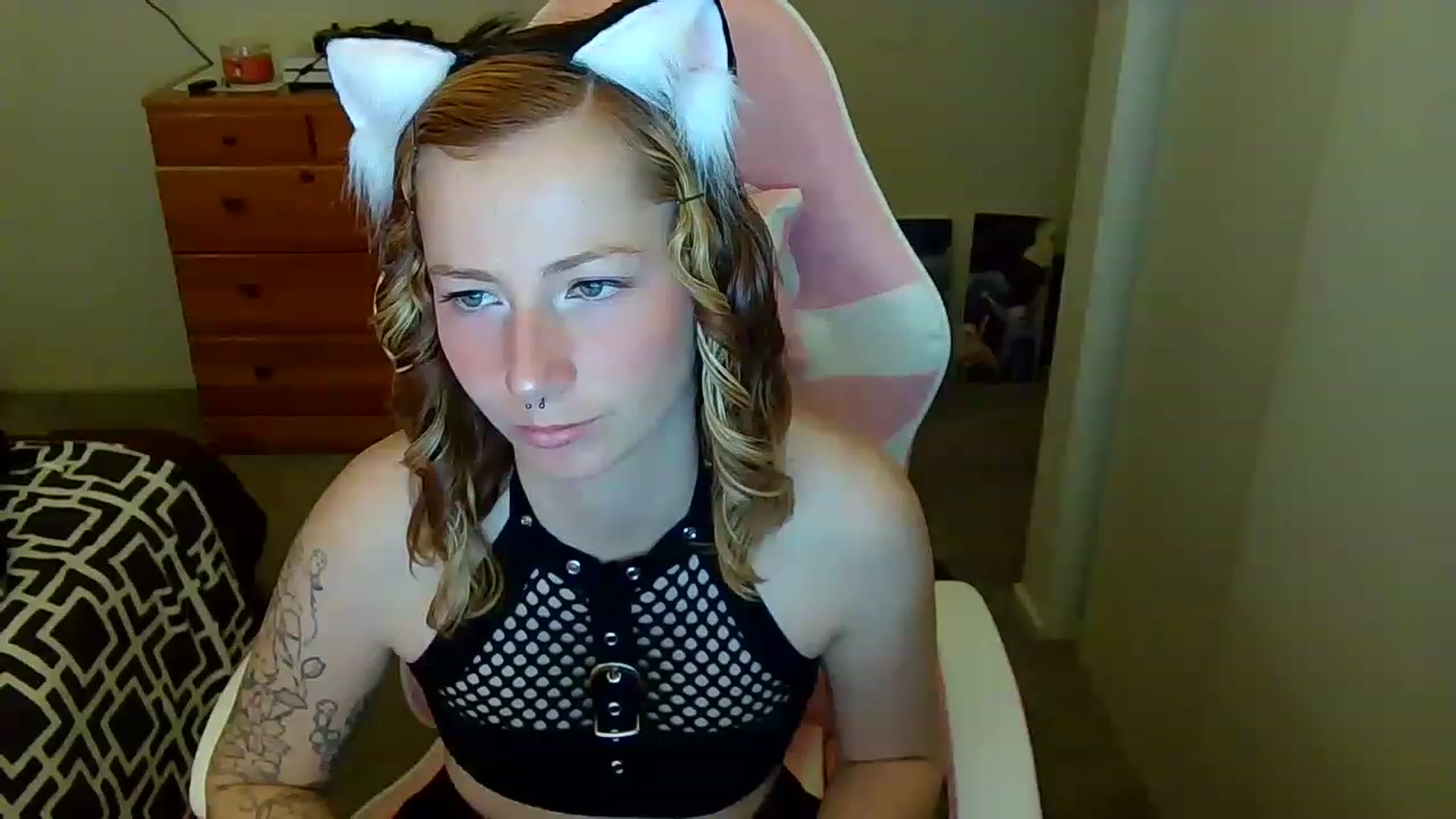 Gallery image thumbnail from Little_Lunar's myfreecams stream on, 12/02/2022, 19:35 image 12 of 20