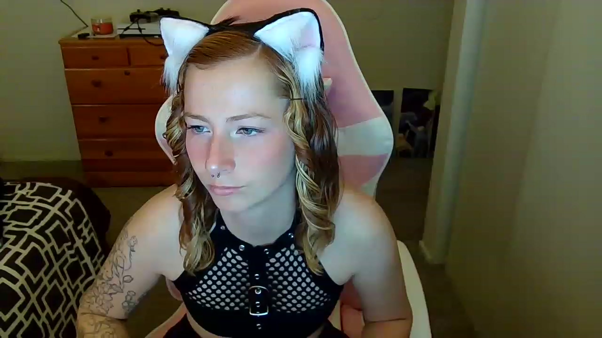 Gallery image thumbnail from Little_Lunar's myfreecams stream on, 12/02/2022, 19:35 image 16 of 20