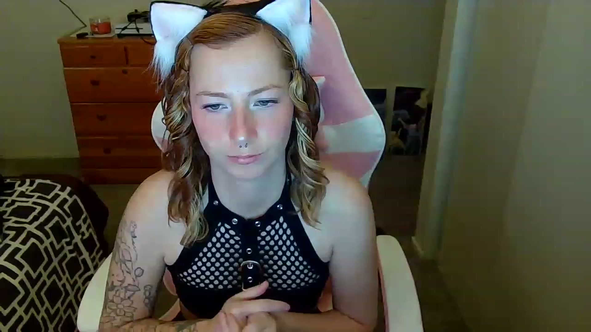 Gallery image thumbnail from Little_Lunar's myfreecams stream on, 12/02/2022, 19:35 image 8 of 20