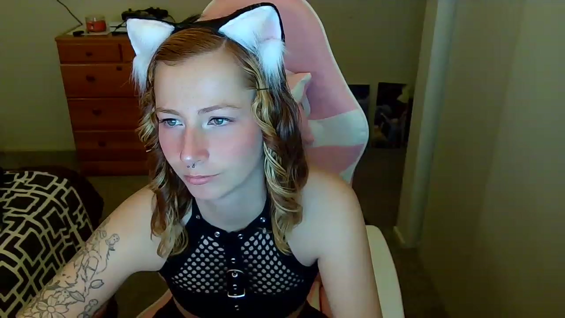 Gallery image thumbnail from Little_Lunar's myfreecams stream on, 12/02/2022, 19:35 image 14 of 20
