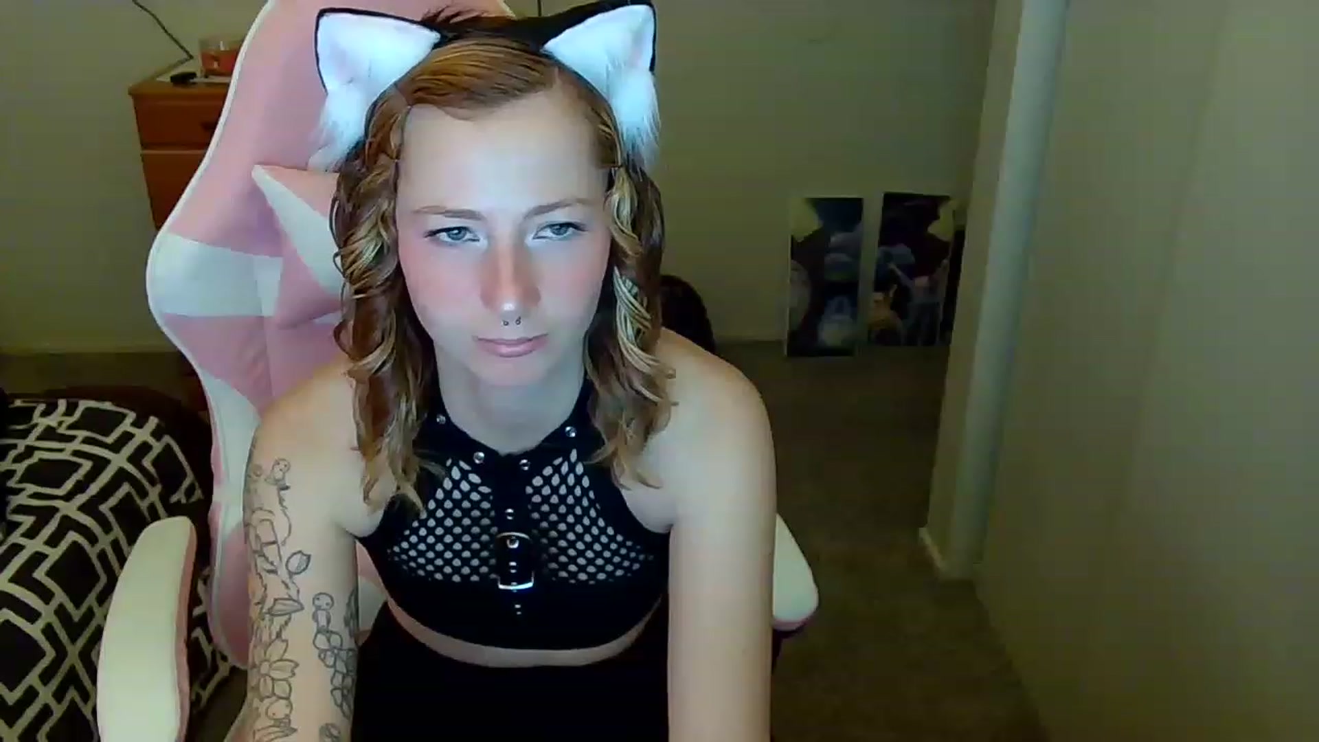Gallery image thumbnail from Little_Lunar's myfreecams stream on, 12/02/2022, 20:29 image 7 of 20