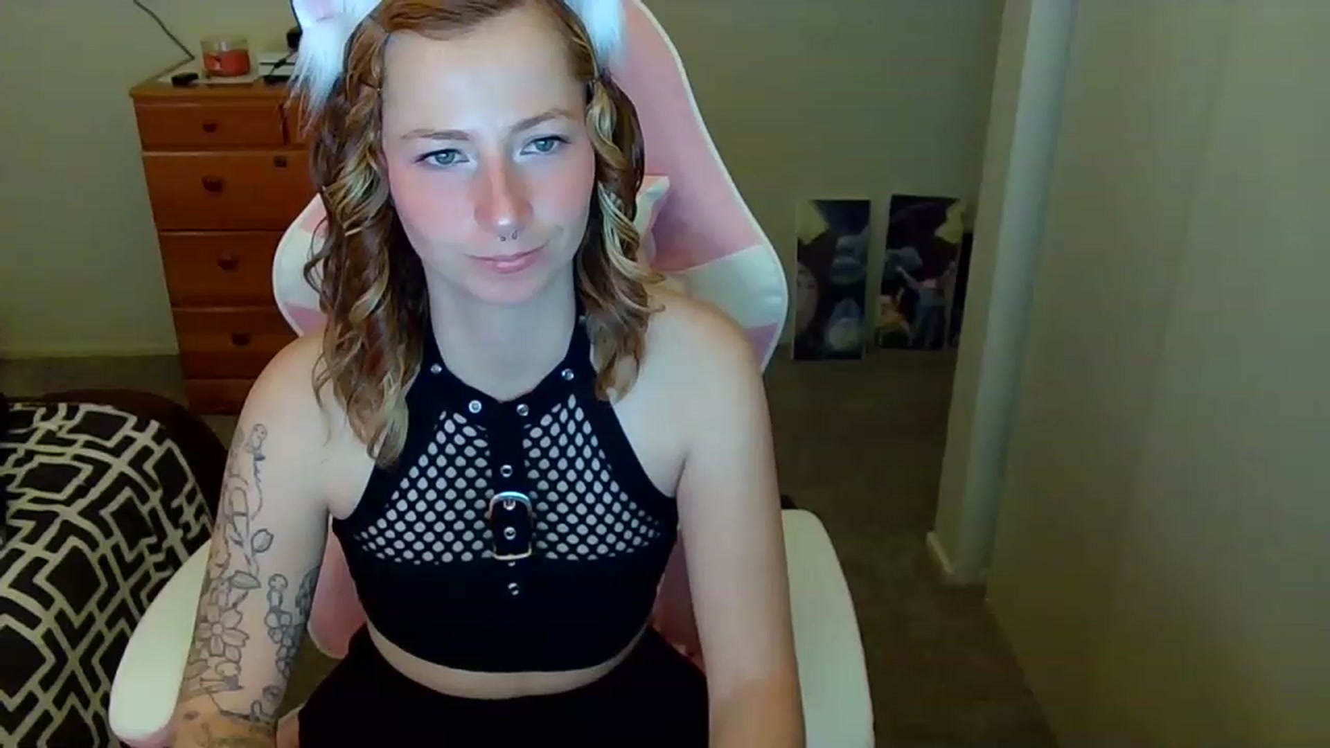Gallery image thumbnail from Little_Lunar's myfreecams stream on, 12/02/2022, 20:29 image 1 of 20