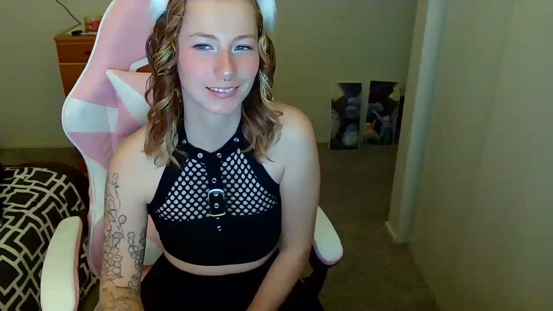 Gallery image thumbnail from Little_Lunar's myfreecams stream on, 12/02/2022, 20:29 image 5 of 20