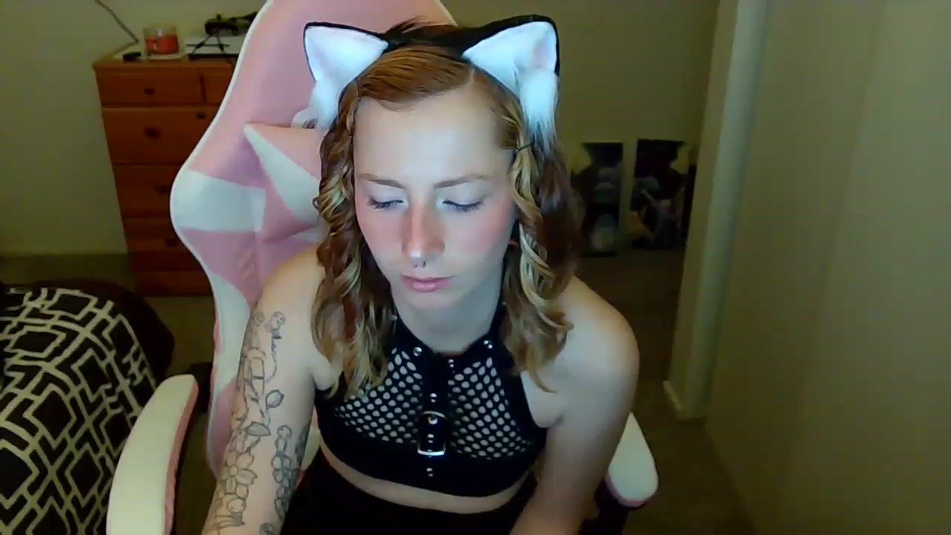 Gallery image thumbnail from Little_Lunar's myfreecams stream on, 12/02/2022, 20:29 image 20 of 20