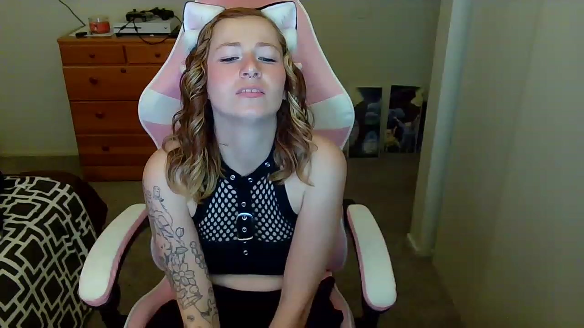 Gallery image thumbnail from Little_Lunar's myfreecams stream on, 12/02/2022, 20:29 image 18 of 20