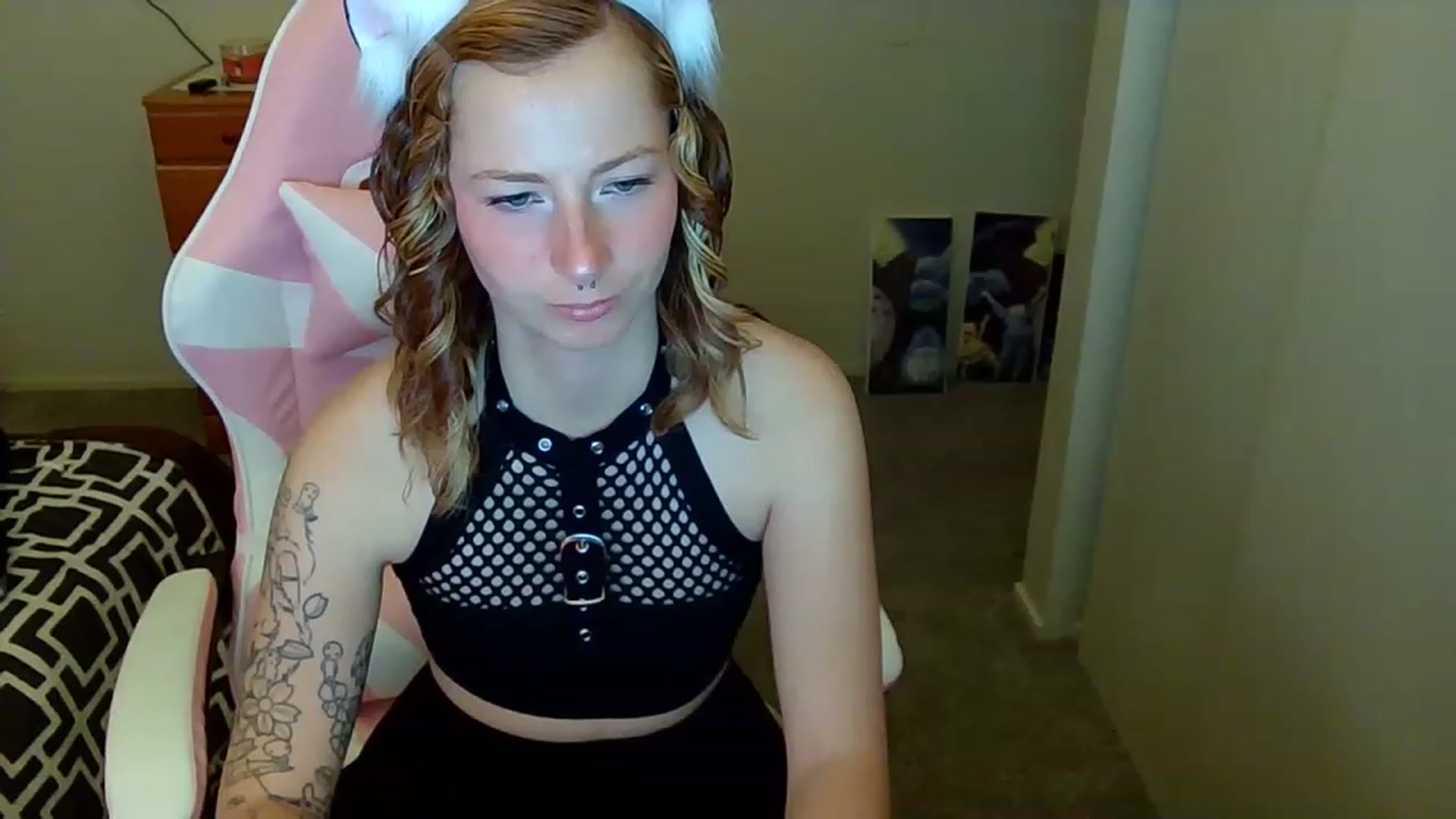 Gallery image thumbnail from Little_Lunar's myfreecams stream on, 12/02/2022, 20:29 image 3 of 20