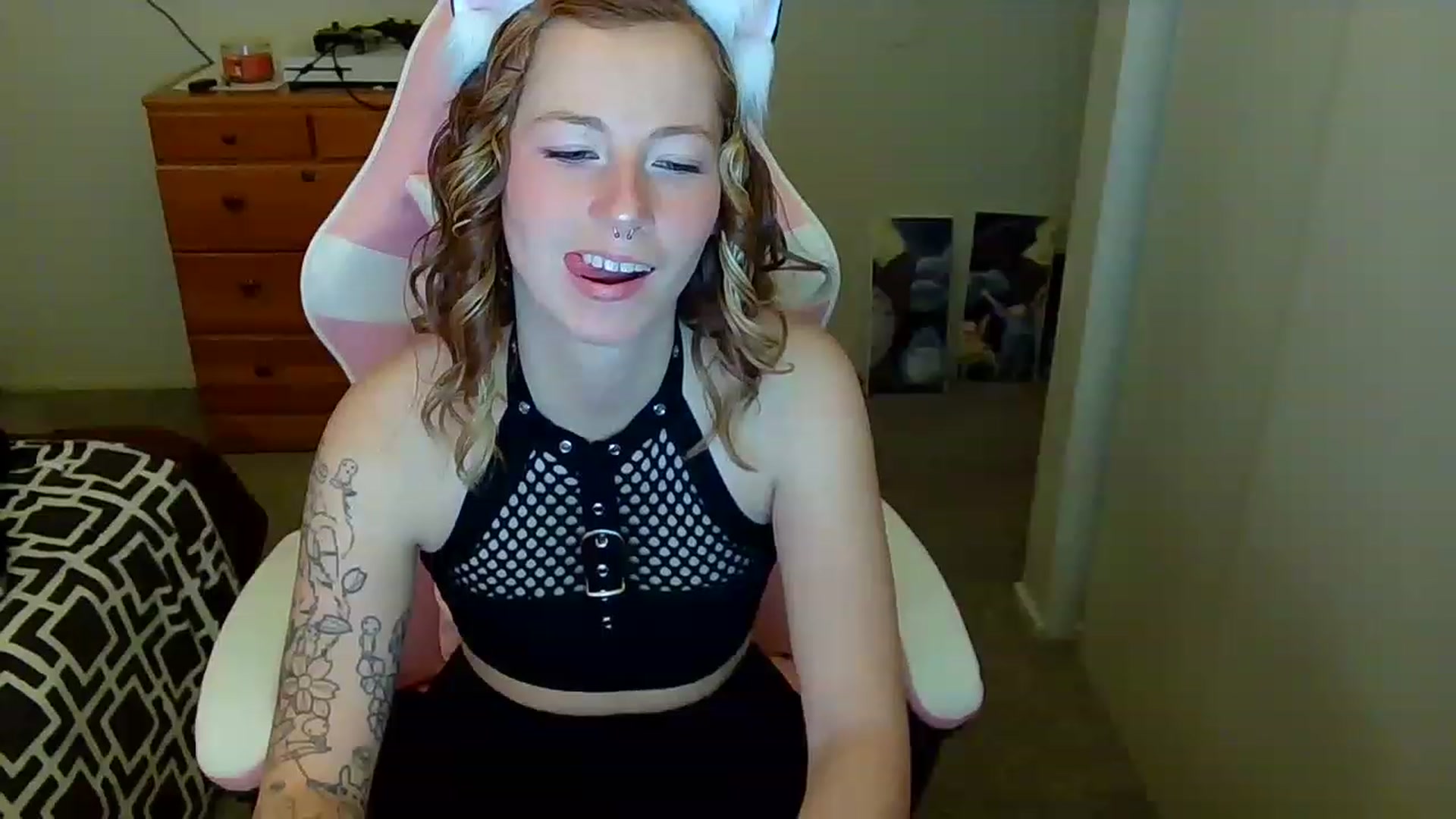 Gallery image thumbnail from Little_Lunar's myfreecams stream on, 12/02/2022, 20:29 image 12 of 20