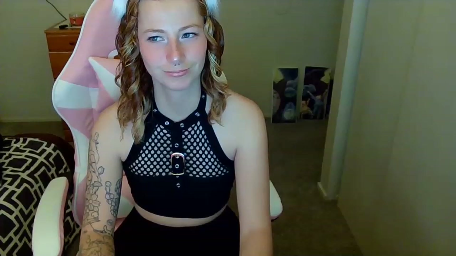 Gallery image thumbnail from Little_Lunar's myfreecams stream on, 12/02/2022, 20:29 image 2 of 20