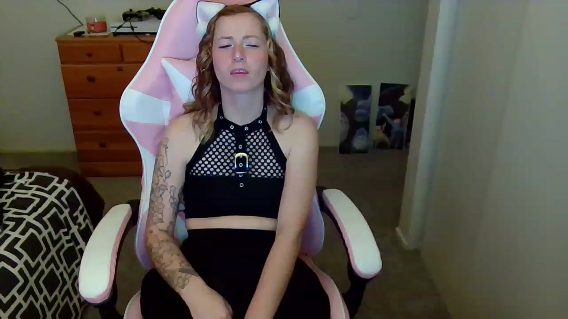 Gallery image thumbnail from Little_Lunar's myfreecams stream on, 12/02/2022, 20:29 image 14 of 20