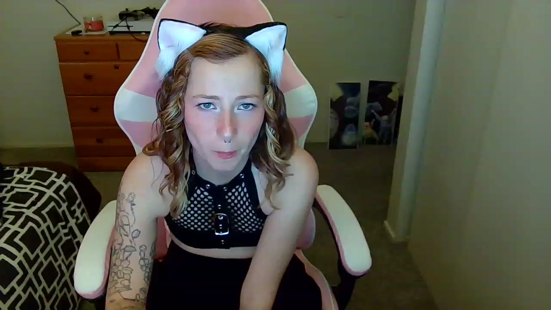 Gallery image thumbnail from Little_Lunar's myfreecams stream on, 12/02/2022, 20:29 image 13 of 20