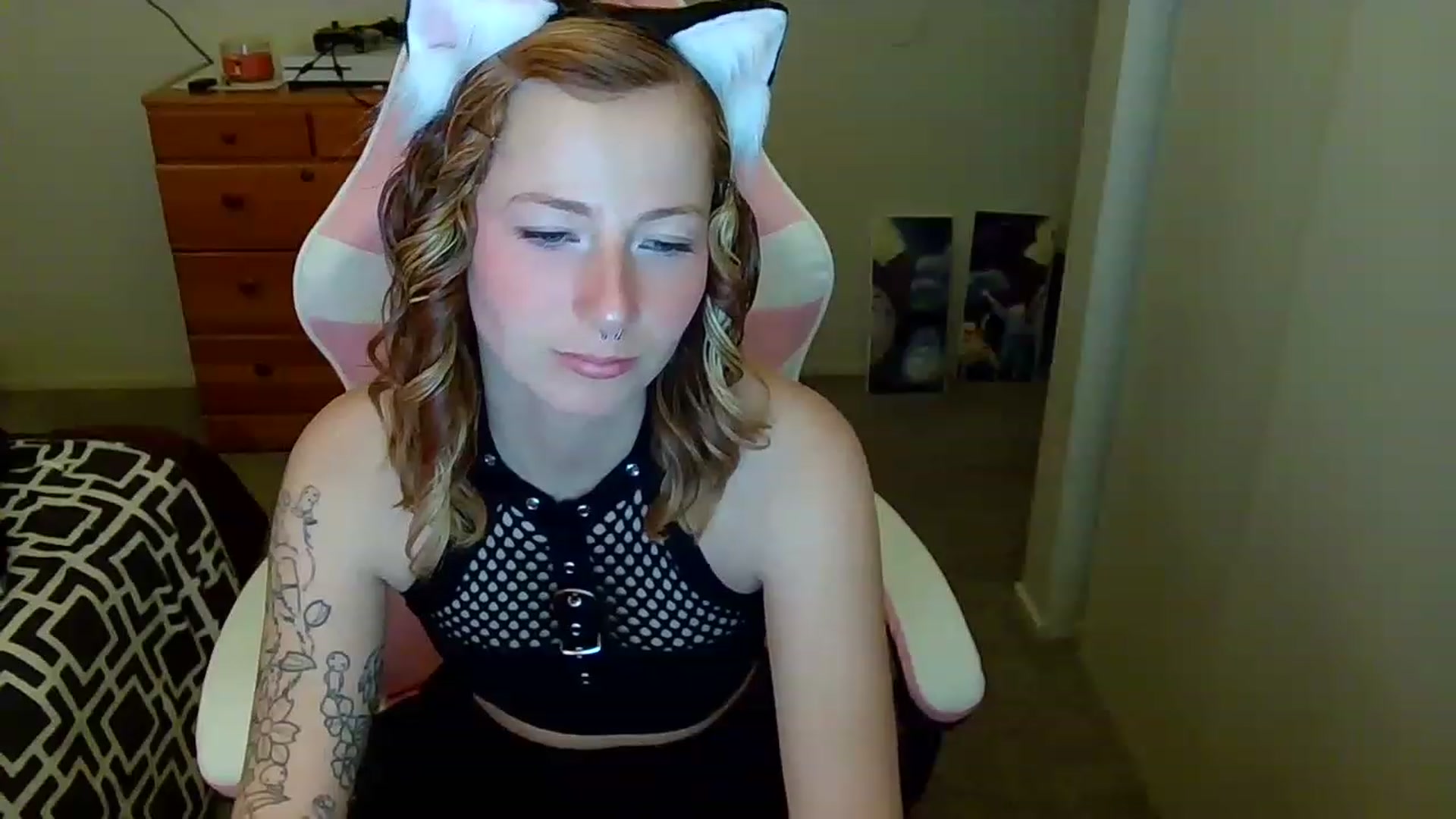 Gallery image thumbnail from Little_Lunar's myfreecams stream on, 12/02/2022, 20:29 image 10 of 20