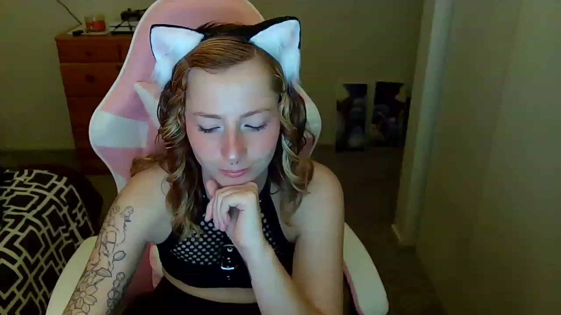 Gallery image thumbnail from Little_Lunar's myfreecams stream on, 12/02/2022, 20:29 image 15 of 20