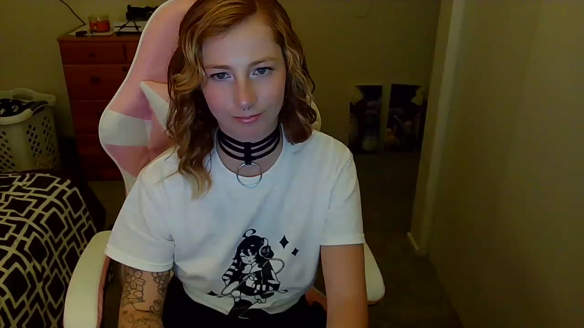 Gallery image thumbnail from Little_Lunar's myfreecams stream on, 12/03/2022, 22:02 image 20 of 20