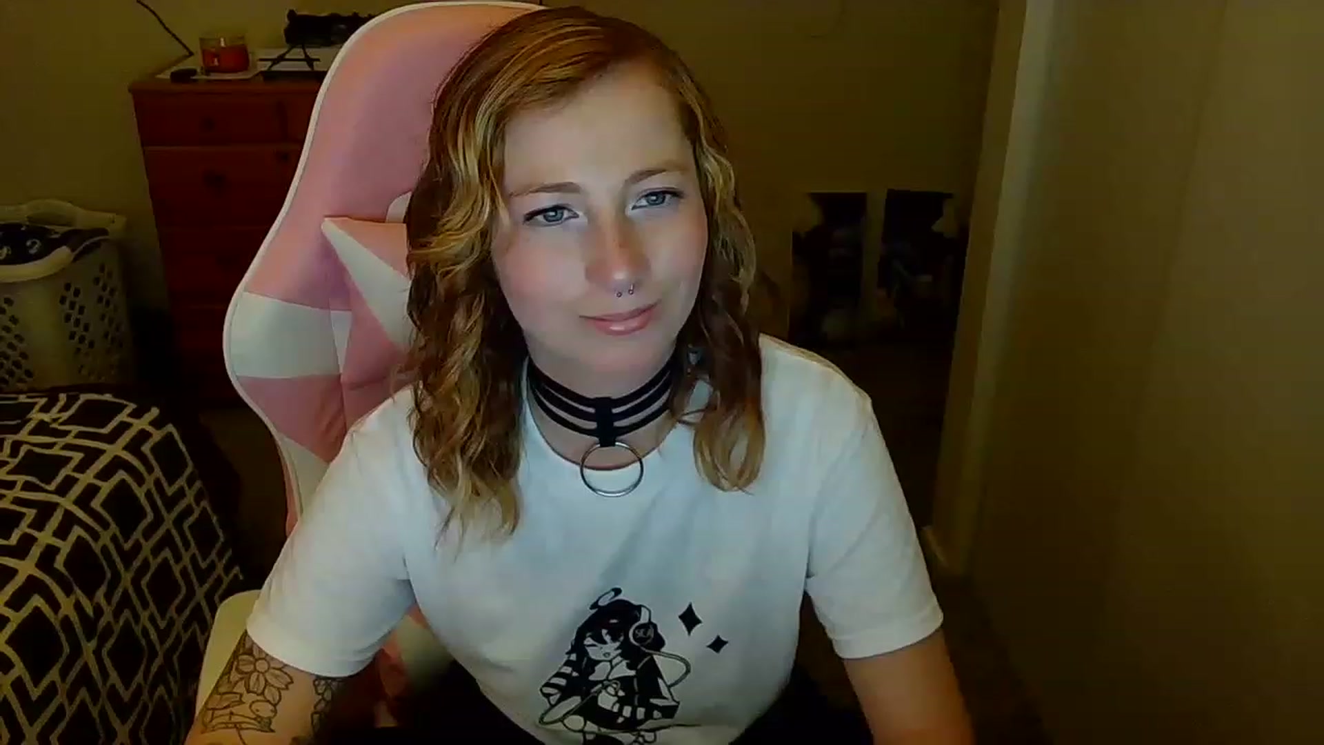 Gallery image thumbnail from Little_Lunar's myfreecams stream on, 12/03/2022, 22:02 image 3 of 20