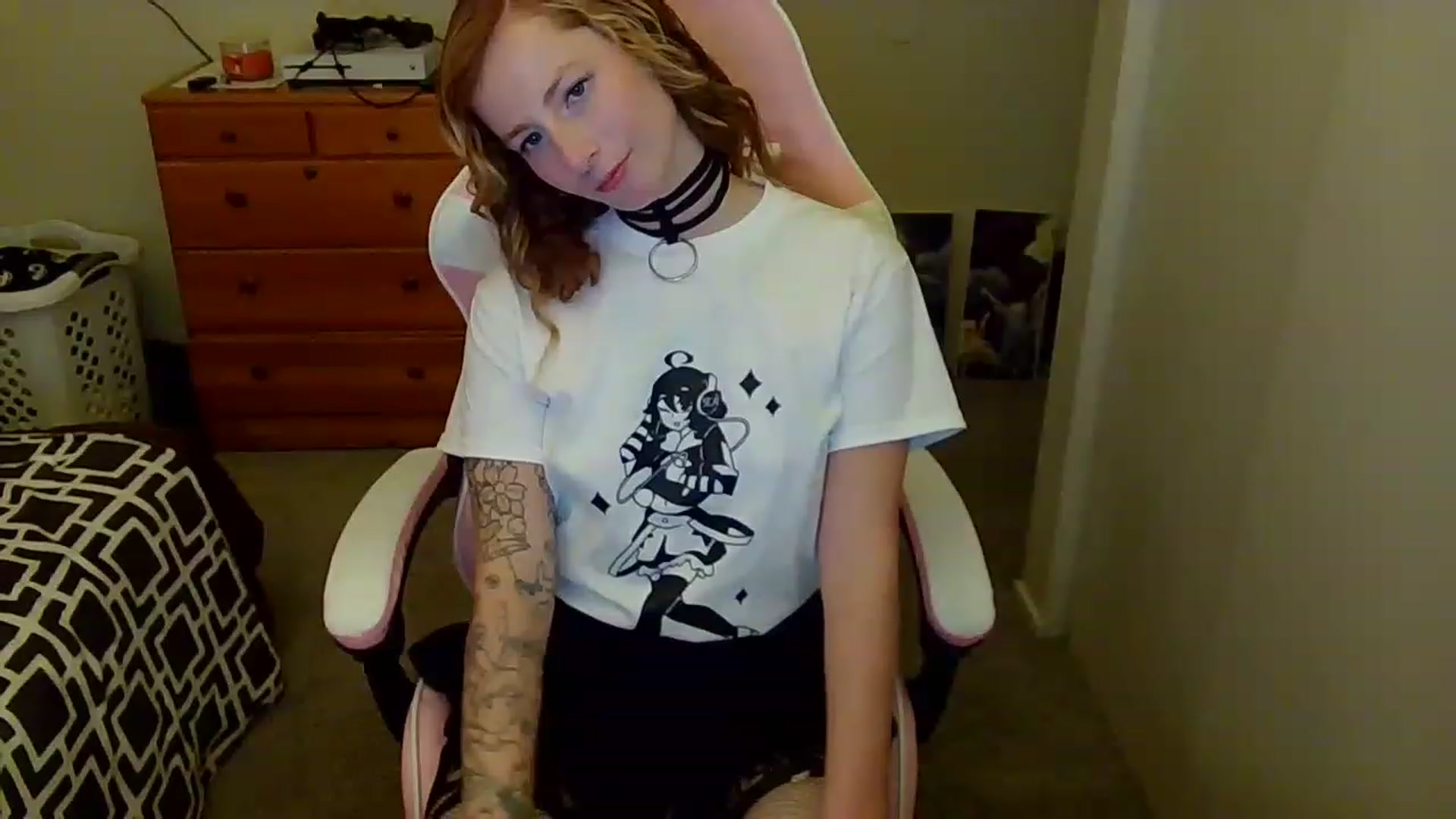 Gallery image thumbnail from Little_Lunar's myfreecams stream on, 12/03/2022, 22:02 image 18 of 20