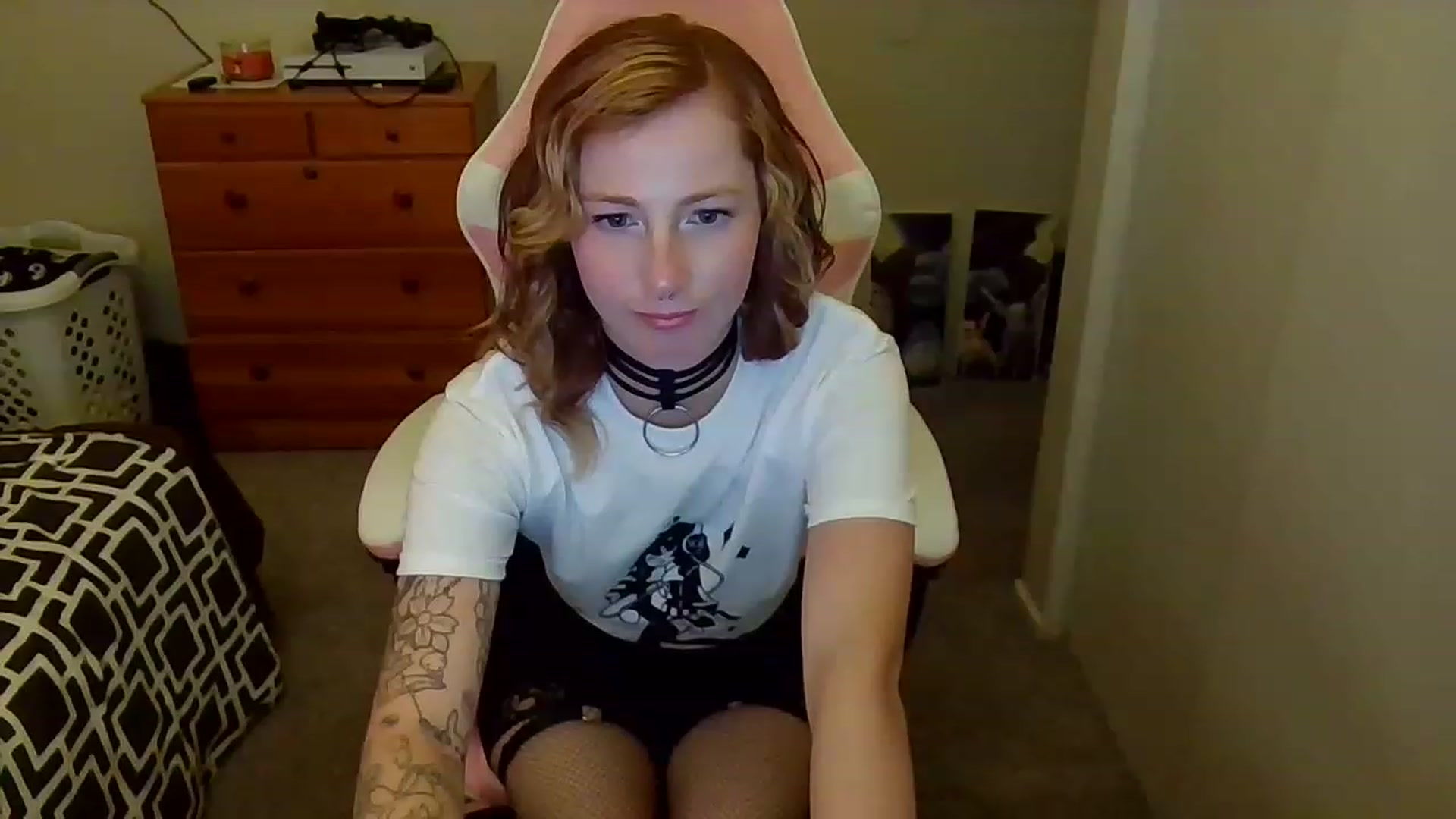 Gallery image thumbnail from Little_Lunar's myfreecams stream on, 12/03/2022, 22:02 image 19 of 20