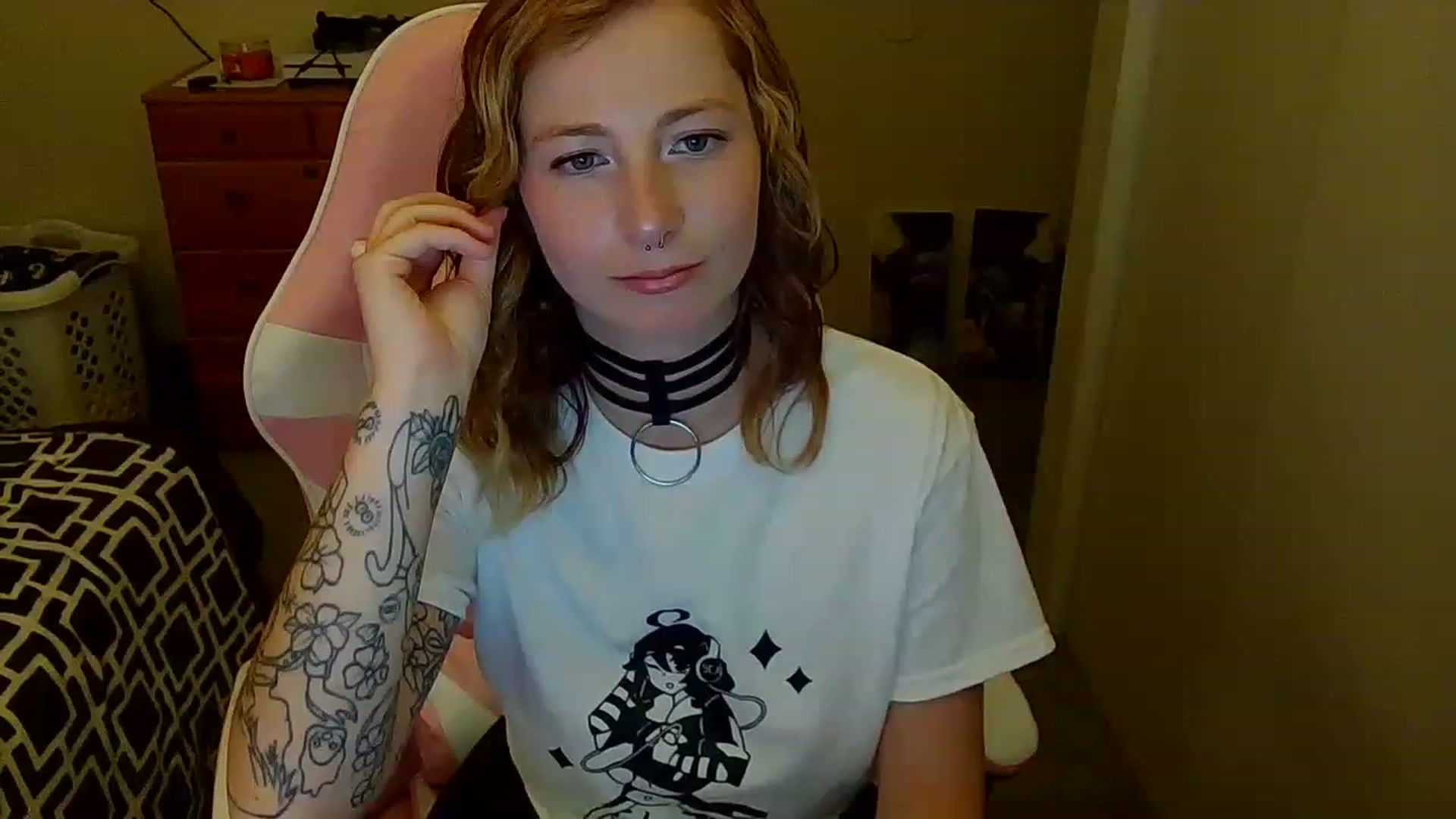 Gallery image thumbnail from Little_Lunar's myfreecams stream on, 12/03/2022, 22:02 image 12 of 20